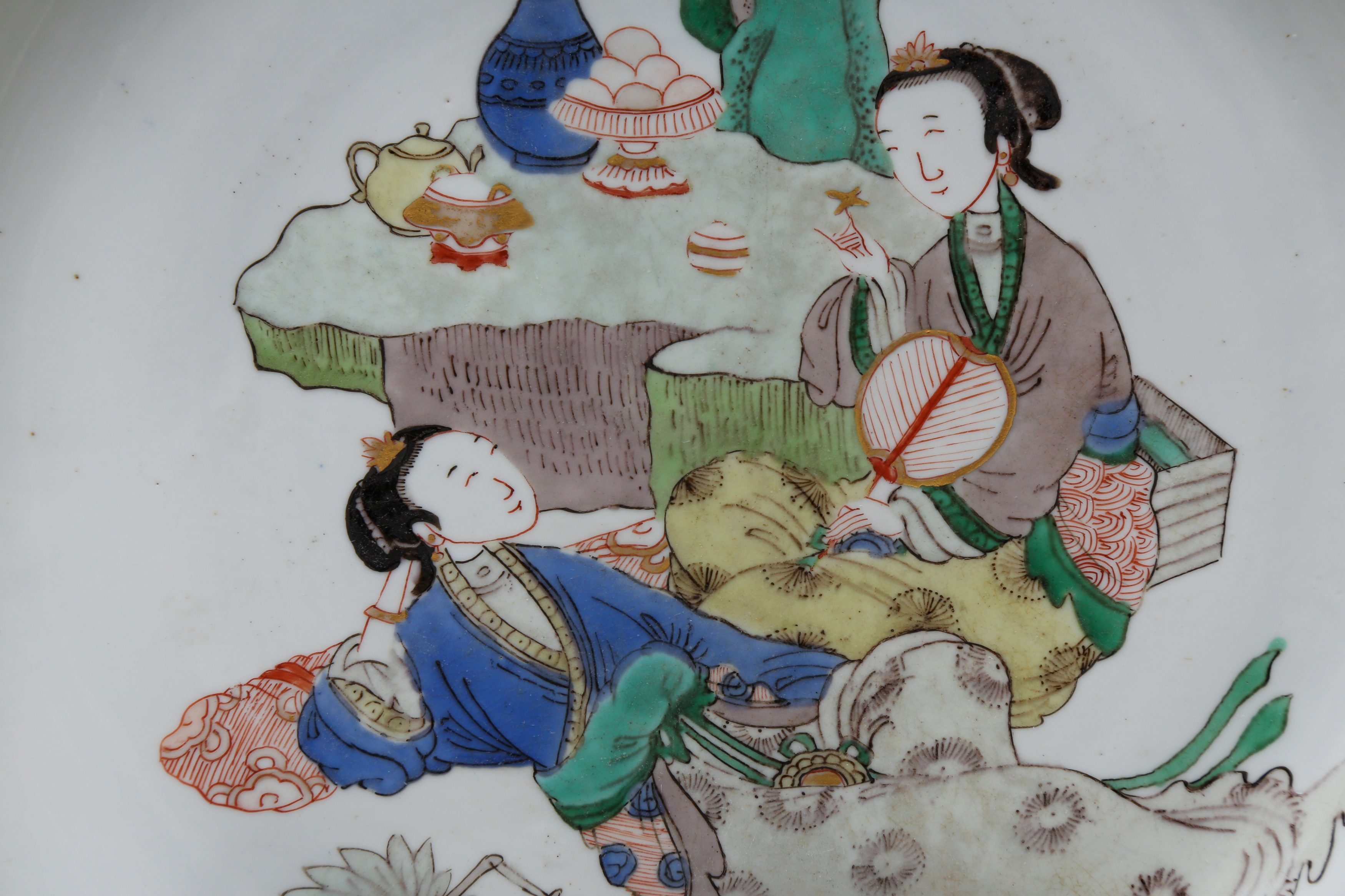 A CHINESE FAMILLE-VERTE 'LADIES WITH FANS' DISH 清康熙 五彩仕女圖紋盤 - Image 3 of 17
