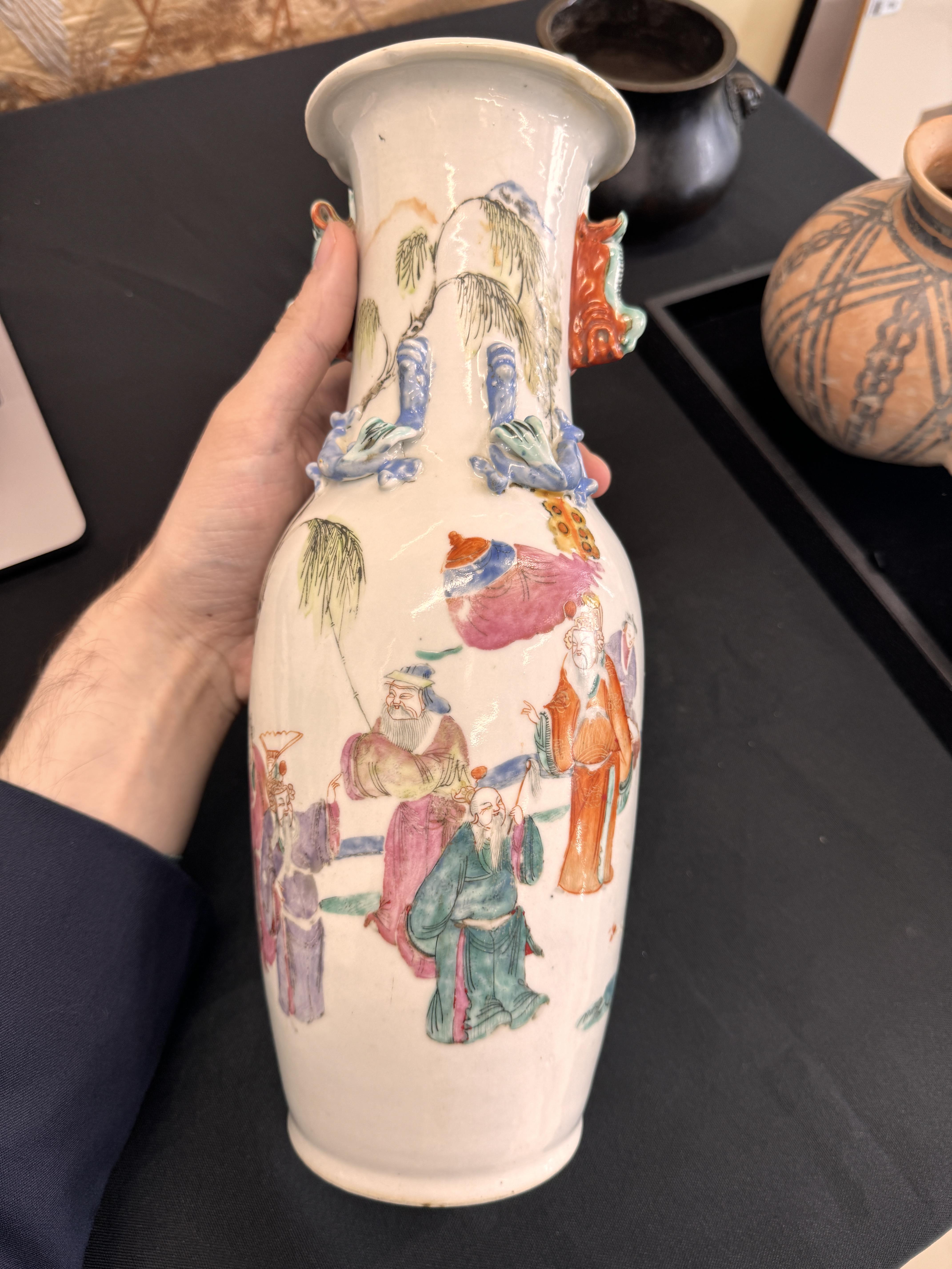 A CHINESE FAMILLE-ROSE 'SCHOLARS' VASE 清十九世紀 粉彩人物故事圖紋雙獅耳瓶 - Bild 13 aus 19