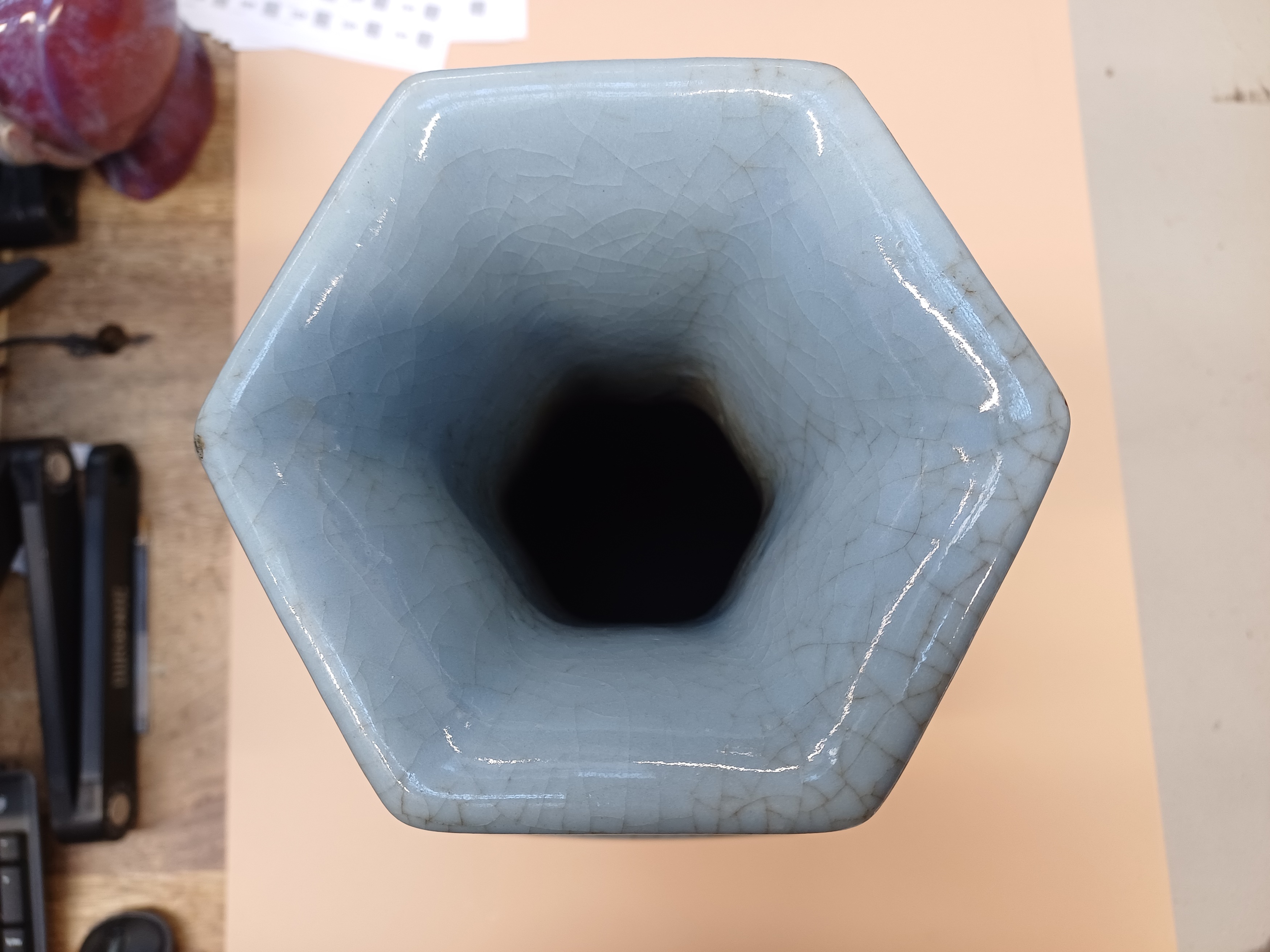 A LARGE CHINESE GUAN-TYPE HEXAGONAL BALUSTER VASE 清或為乾隆 仿官釉六棱式瓶 《大清乾隆年製》款 - Image 14 of 23