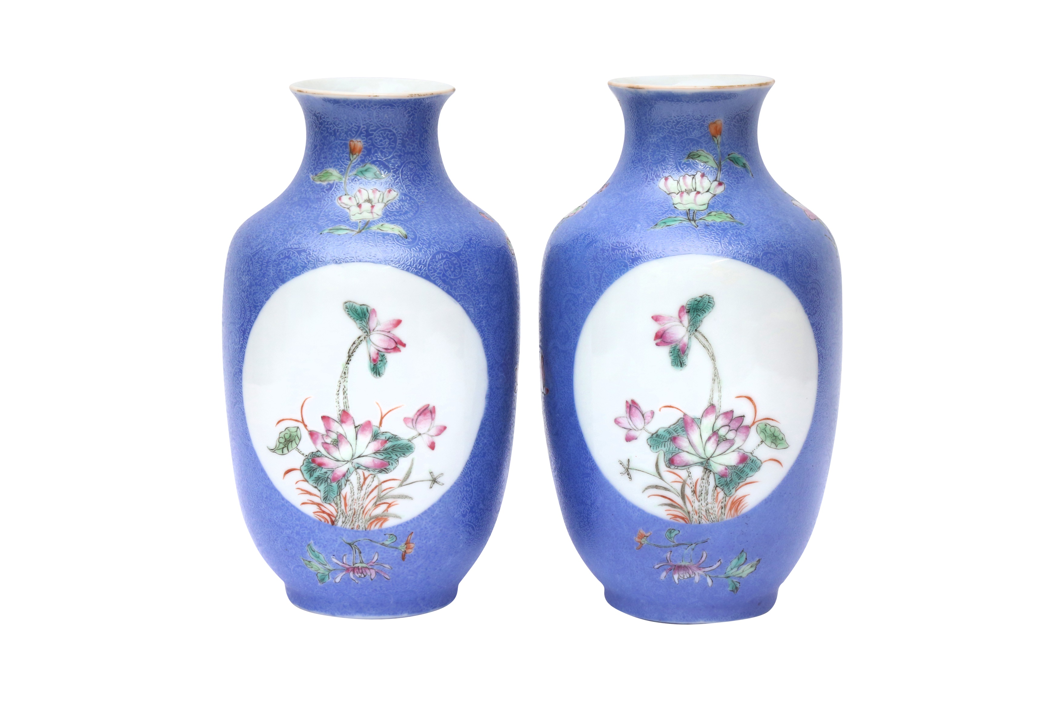 A PAIR OF CHINESE FAMILLE-ROSE BLUE-GROUND SGRAFFITO VASES 民國時期 粉彩藍地開光花卉瓶一對 《大清乾隆年製》款 - Image 2 of 23