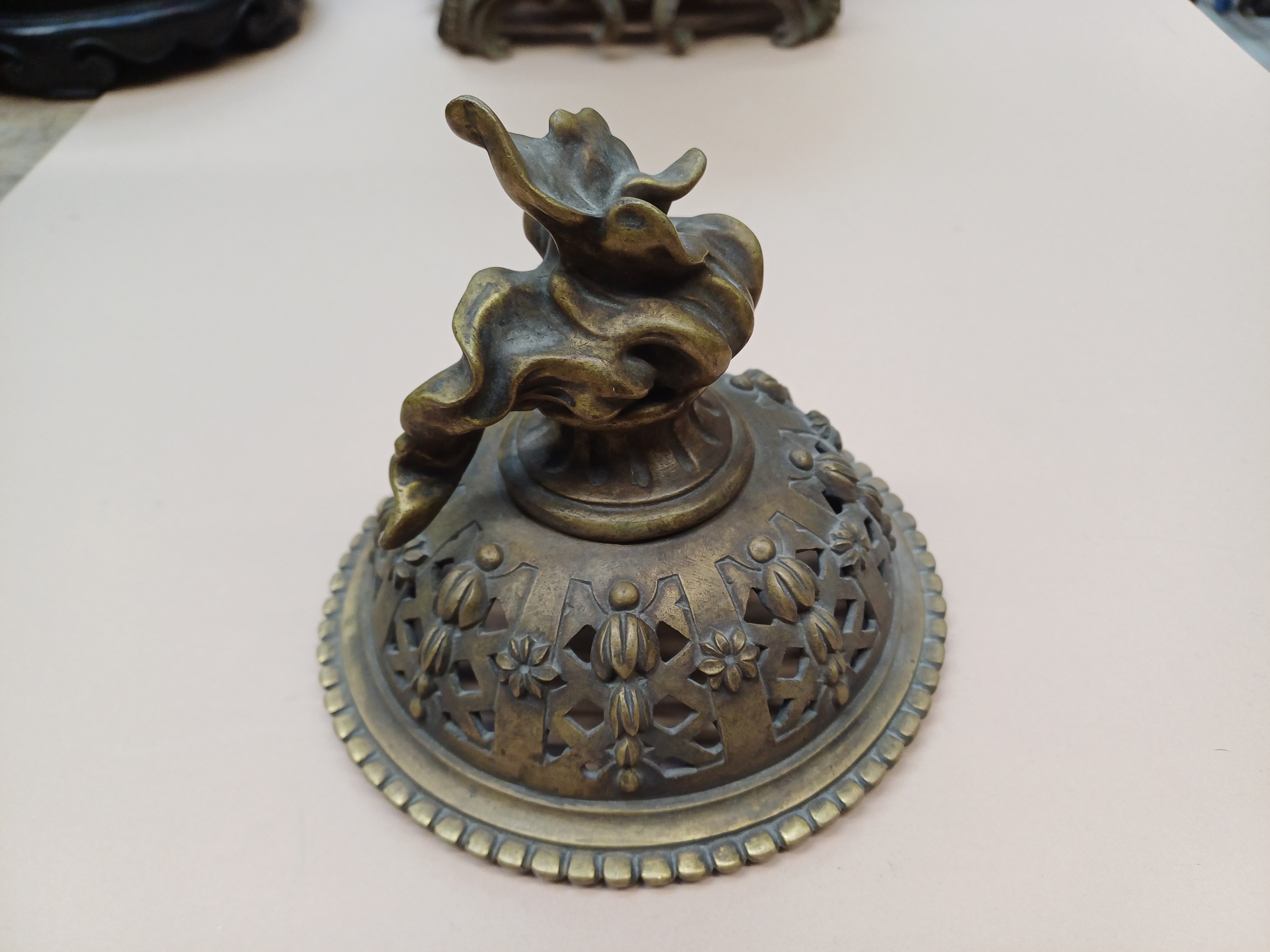 A CHINESE BRONZE-MOUNTED FAMILLE-ROSE JAR 民國時期 粉彩花鳥罐 - Image 2 of 10