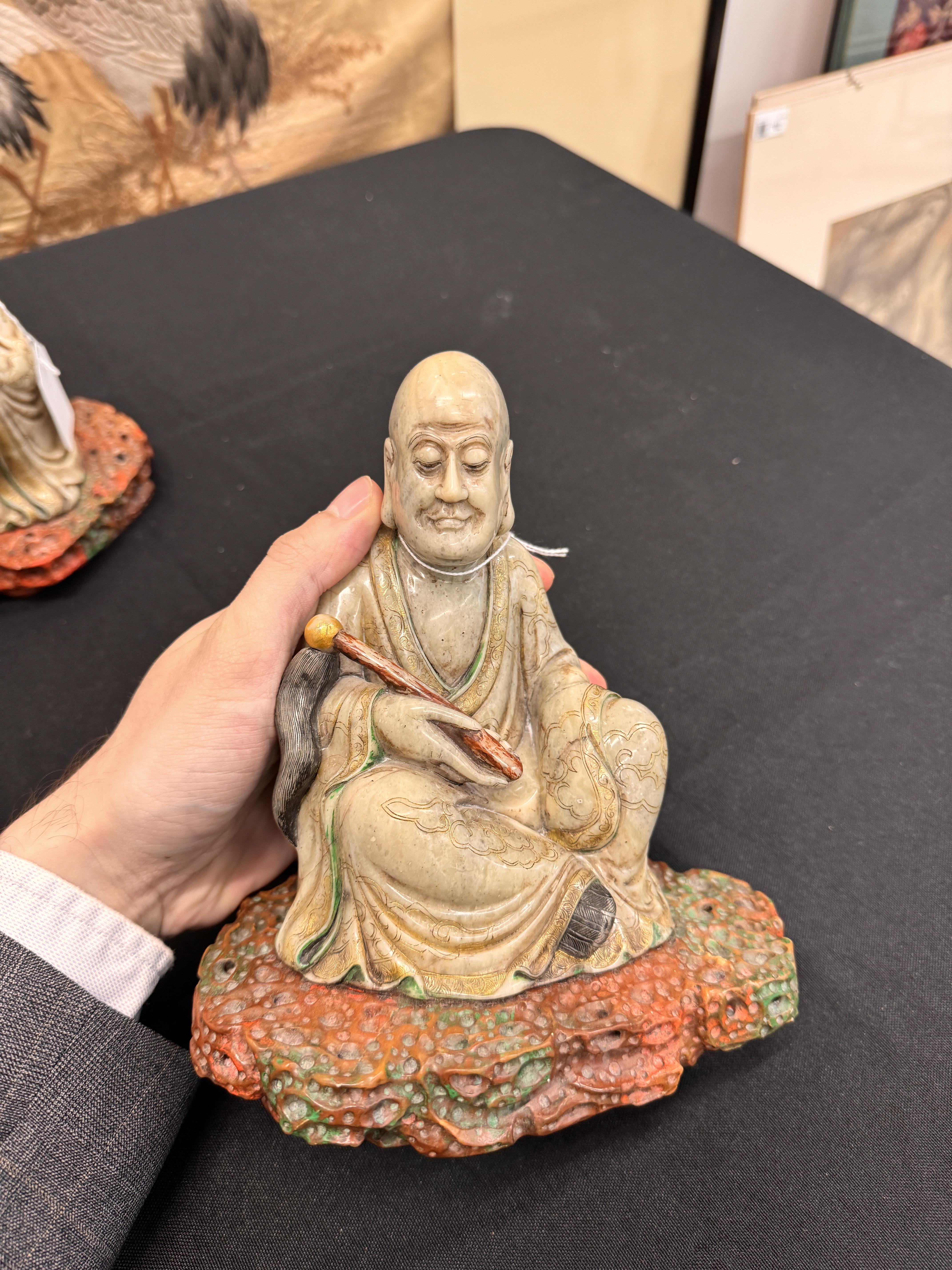 A PAIR OF FINE CHINESE SOAPSTONE 'LUOHAN' FIGURES 清康熙 壽山石羅漢坐像一對 - Image 9 of 24