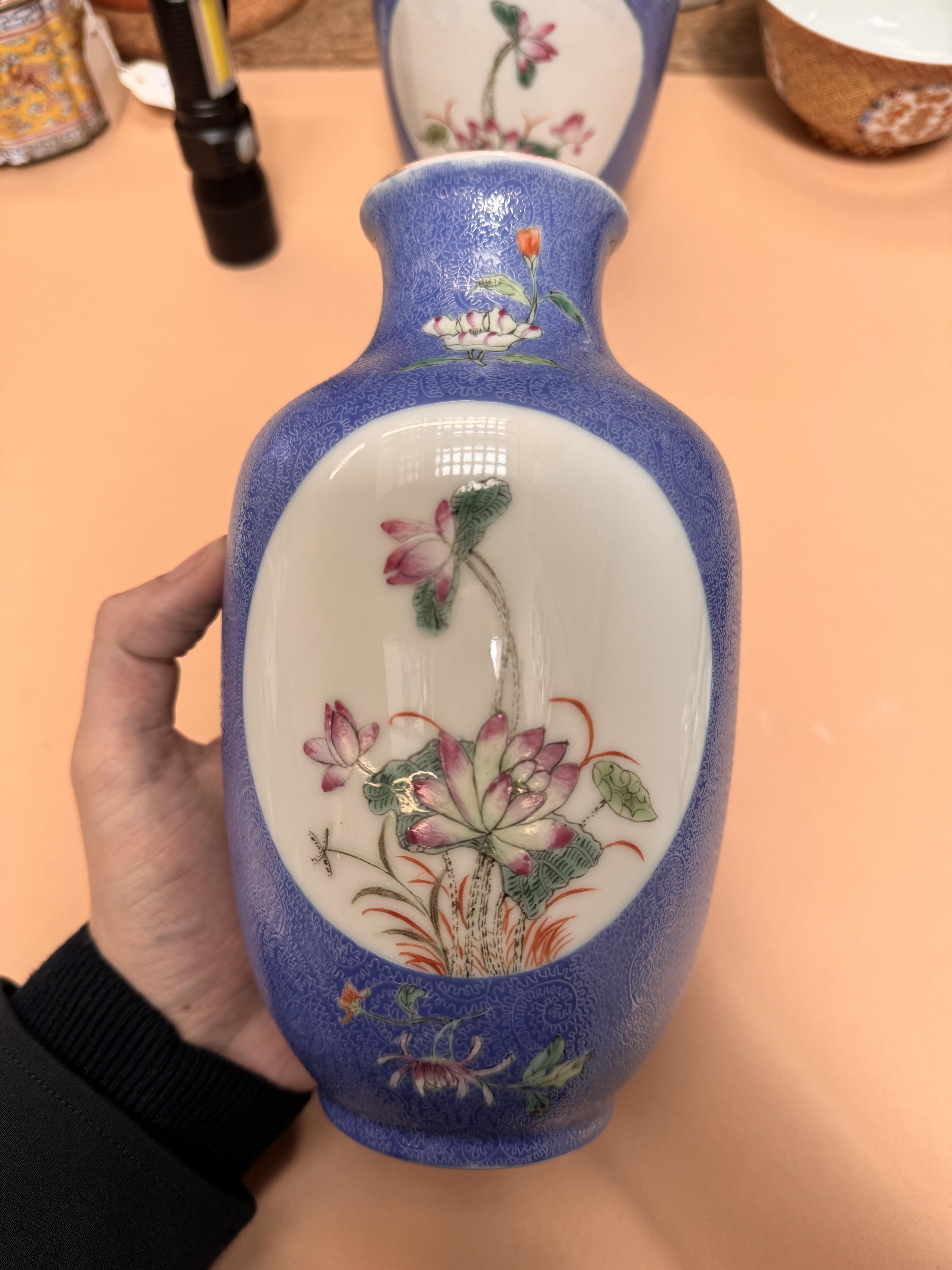 A PAIR OF CHINESE FAMILLE-ROSE BLUE-GROUND SGRAFFITO VASES 民國時期 粉彩藍地開光花卉瓶一對 《大清乾隆年製》款 - Image 8 of 23
