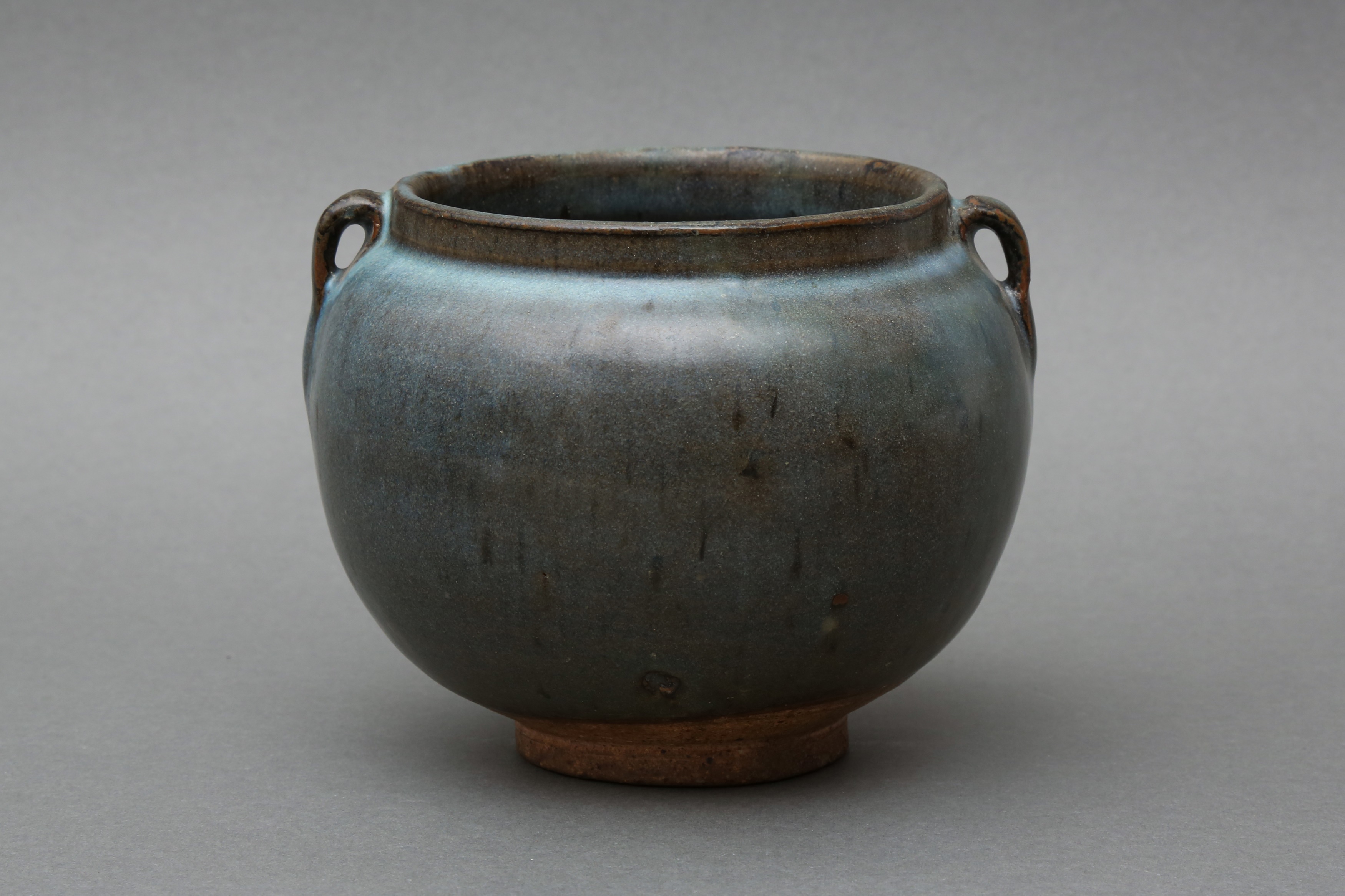 A CHINESE JUN-TYPE TWIN-HANDLED JAR 宋至元 仿鈞窯盌 - Image 2 of 22