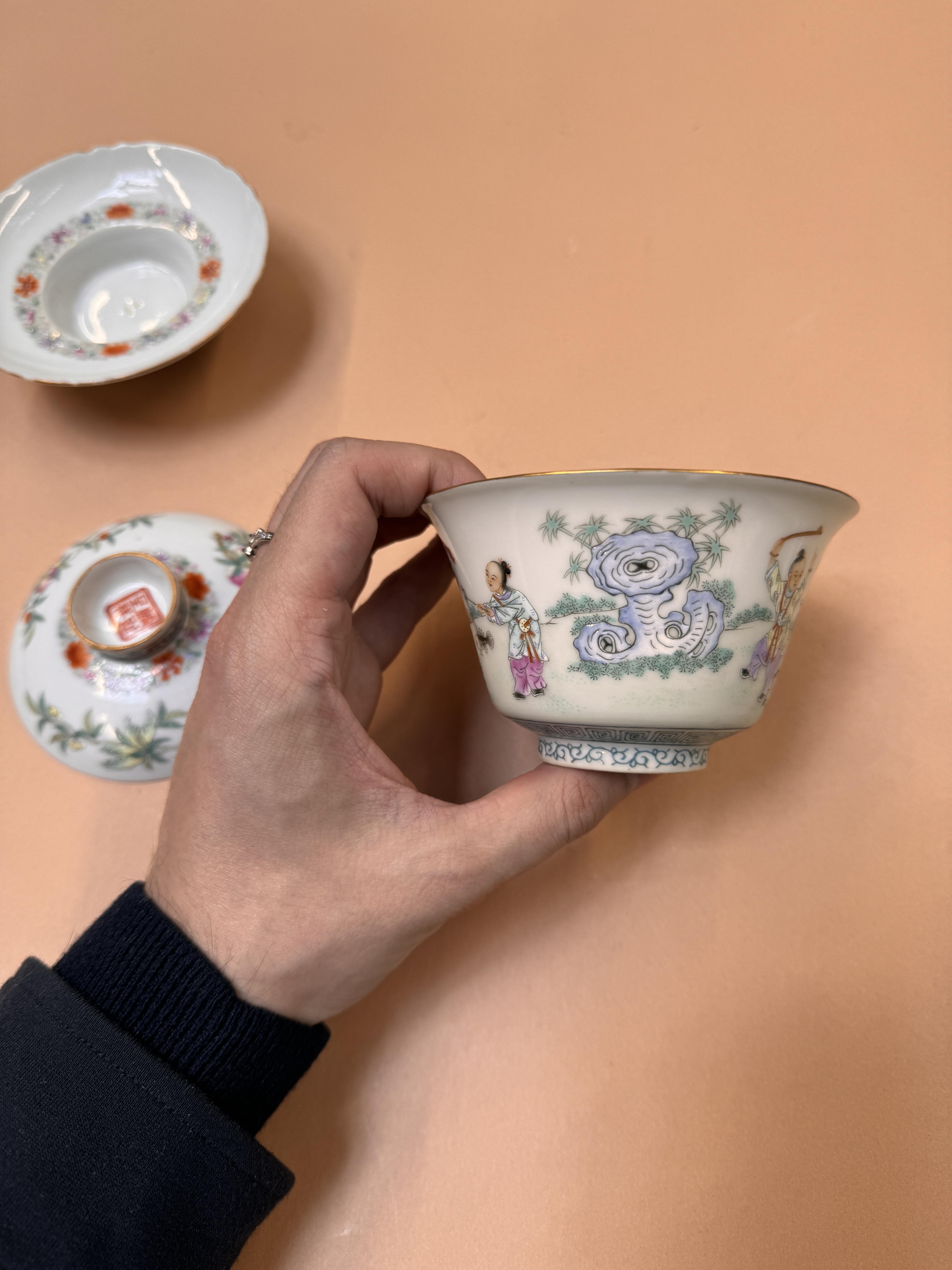 A PAIR OF CHINESE FAMILLE-ROSE CUPS, COVERS AND STANDS 民國時期 粉彩嬰戲圖蓋盌一對 《麟指呈祥》款 - Image 26 of 44