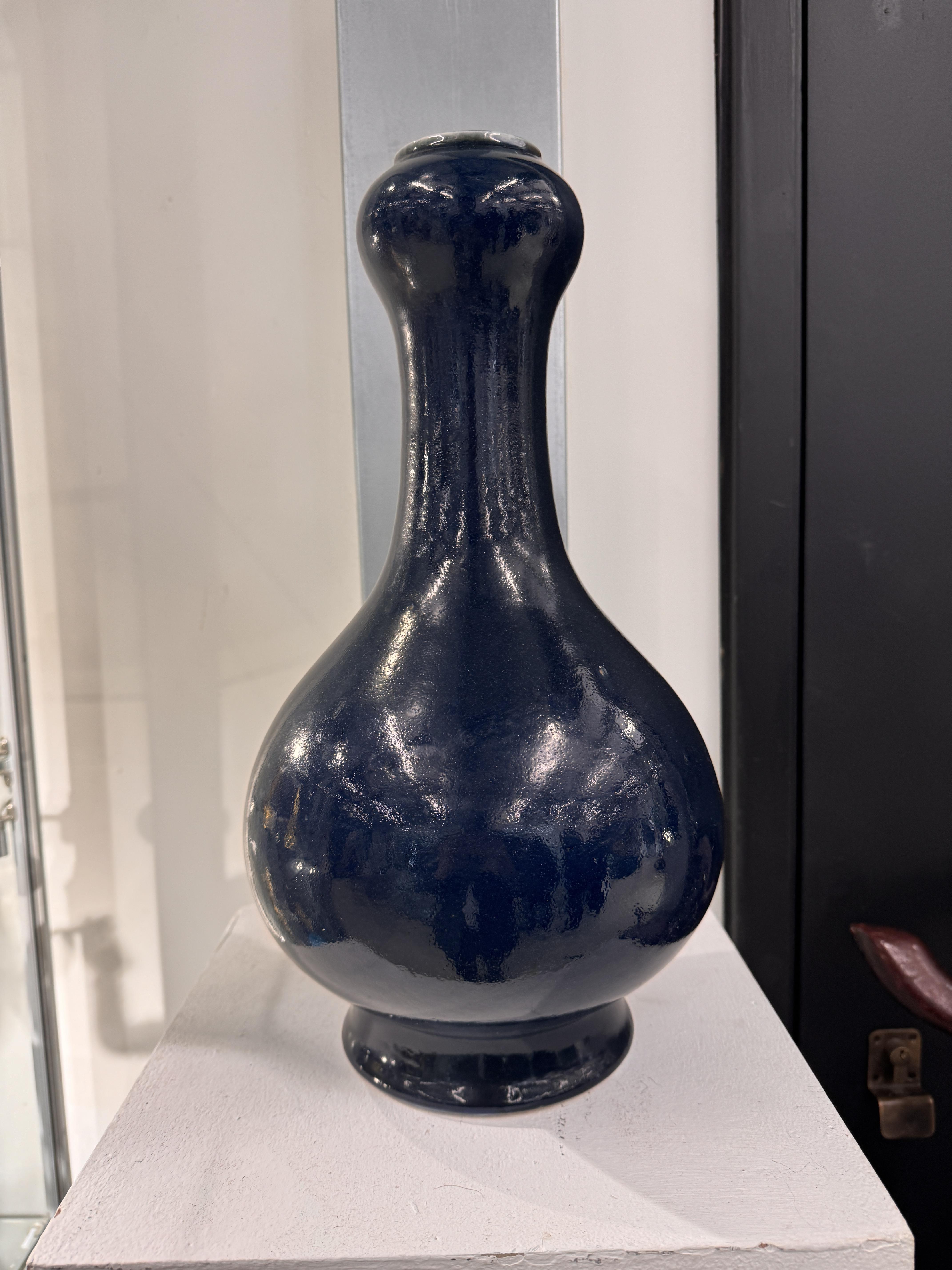 A PAIR OF LARGE CHINESE MONOCHROME BLUE-GLAZED VASES 民國時期 藍釉蒜頭瓶一對《長命富貴》款 - Image 7 of 16