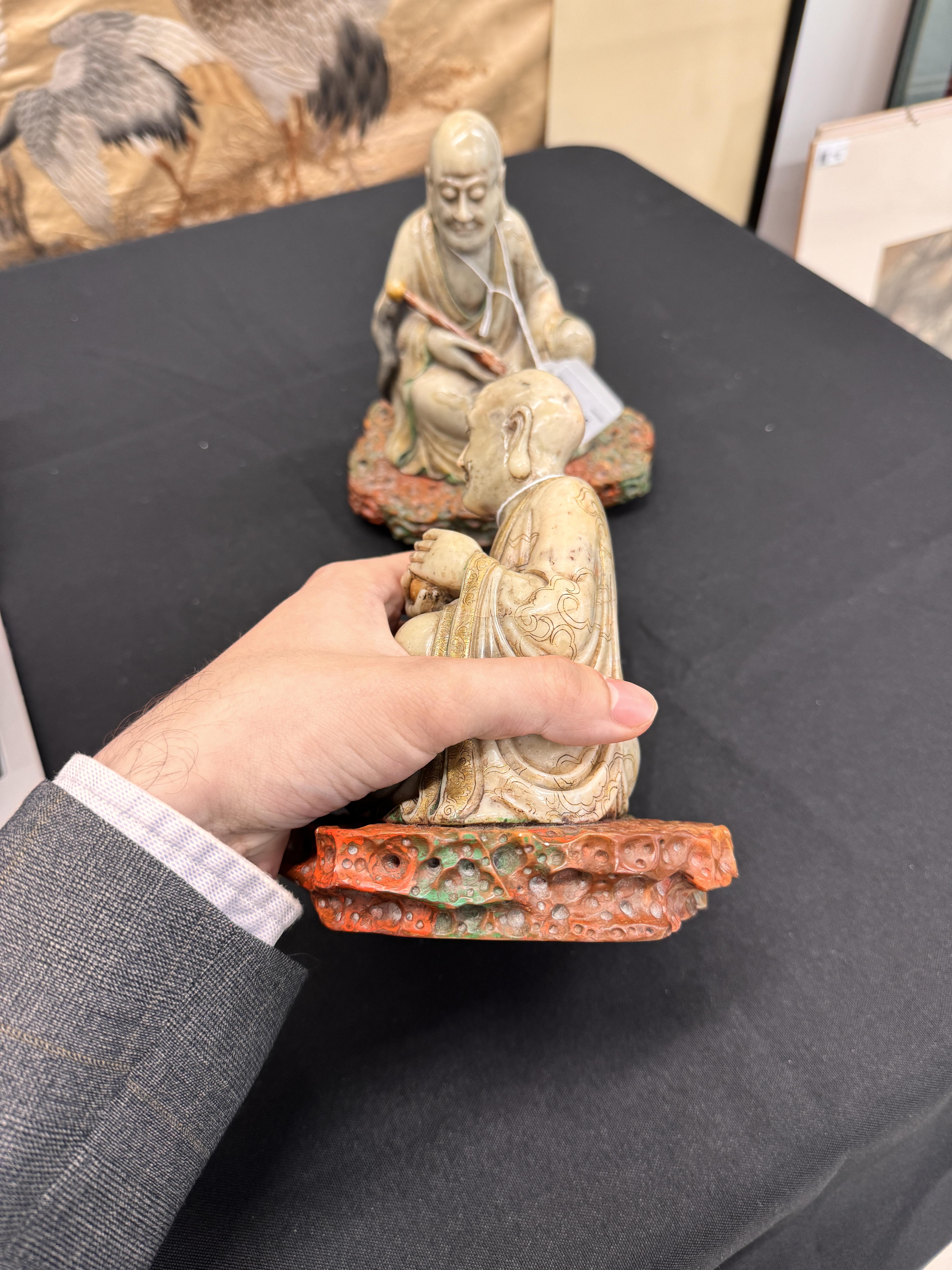 A PAIR OF FINE CHINESE SOAPSTONE 'LUOHAN' FIGURES 清康熙 壽山石羅漢坐像一對 - Image 13 of 24