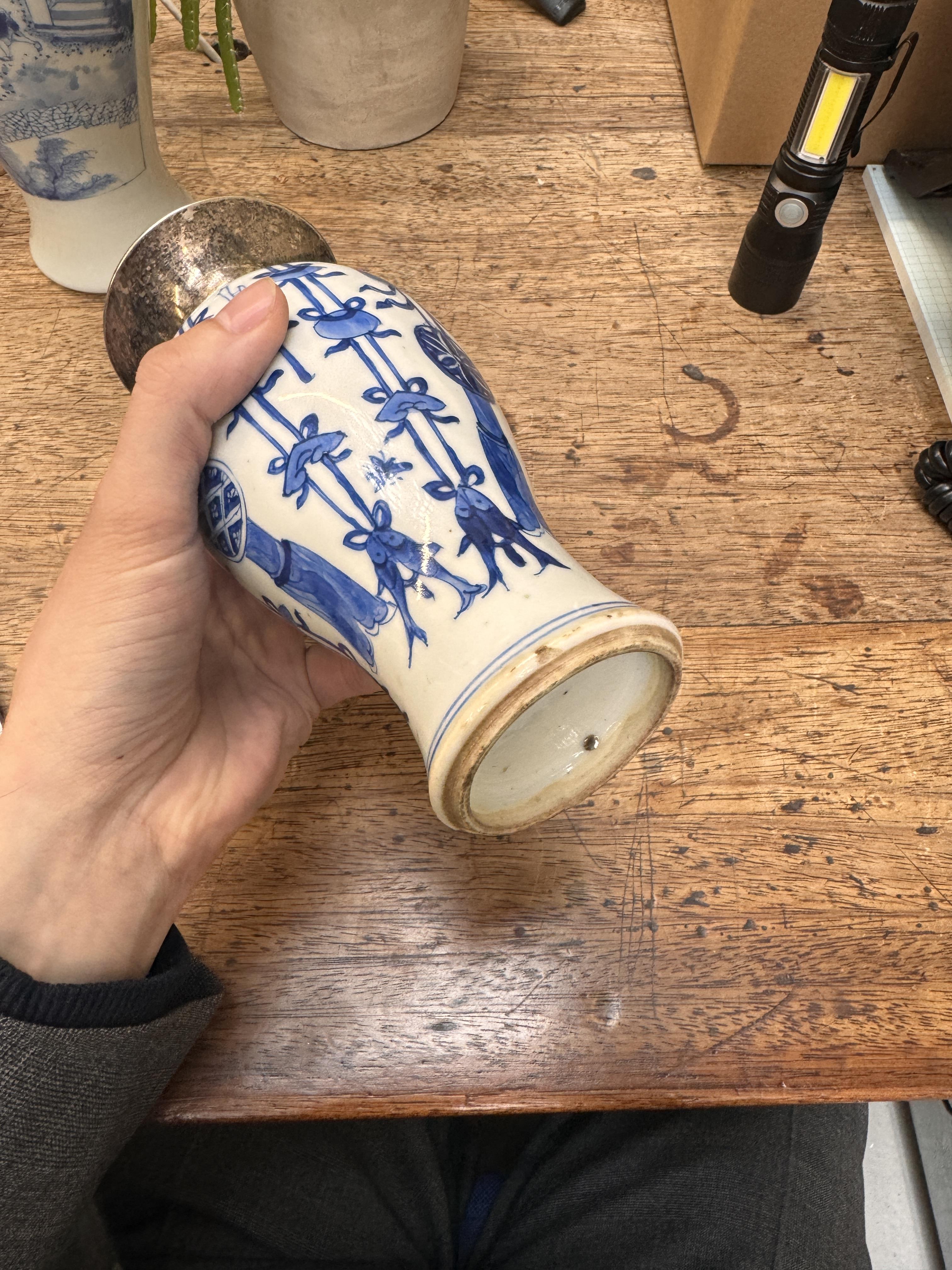 A CHINESE BLUE AND WHITE VASE 清康熙 青花雙魚紋瓶 - Image 16 of 17