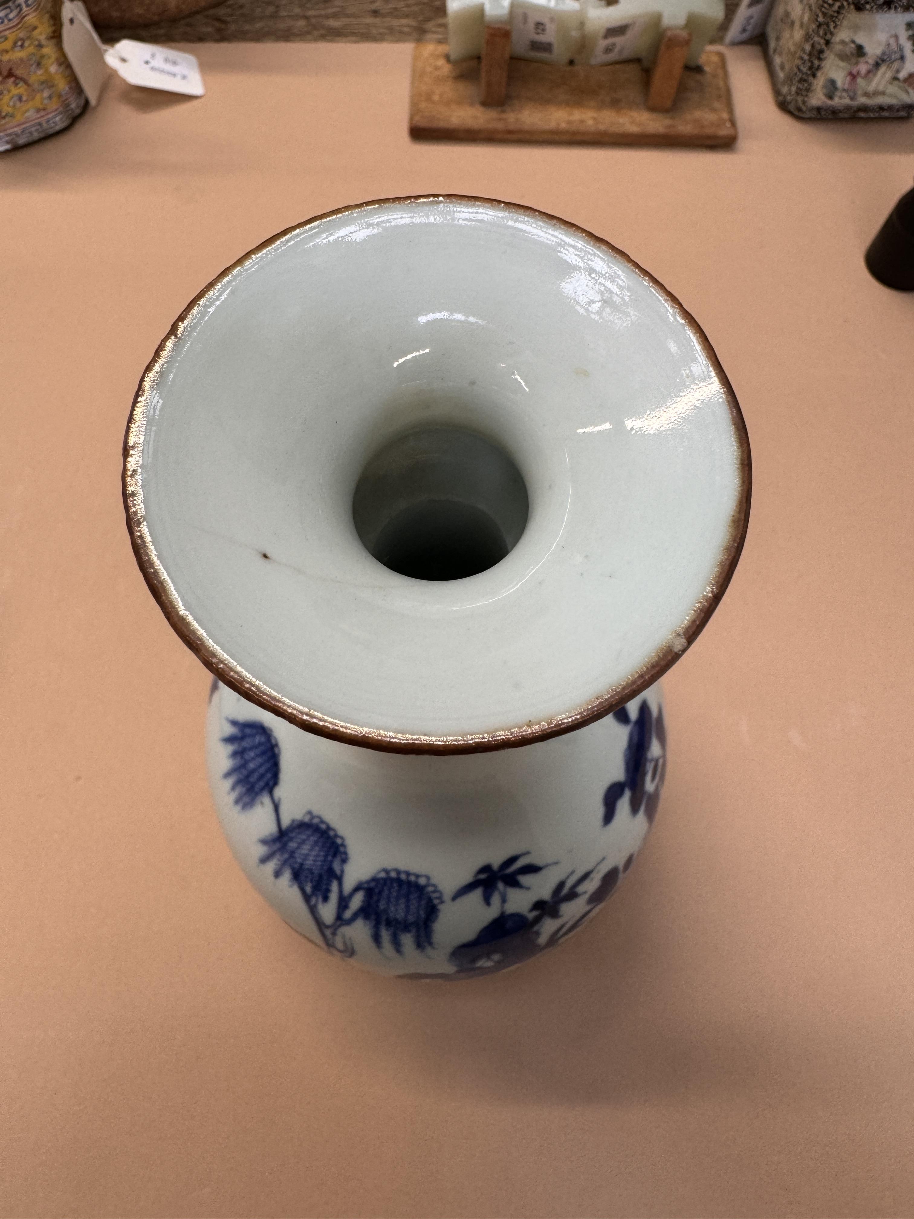 A CHINESE BLUE AND WHITE BOTTLE VASE 清十八世紀 青花花卉紋瓶 - Image 6 of 13