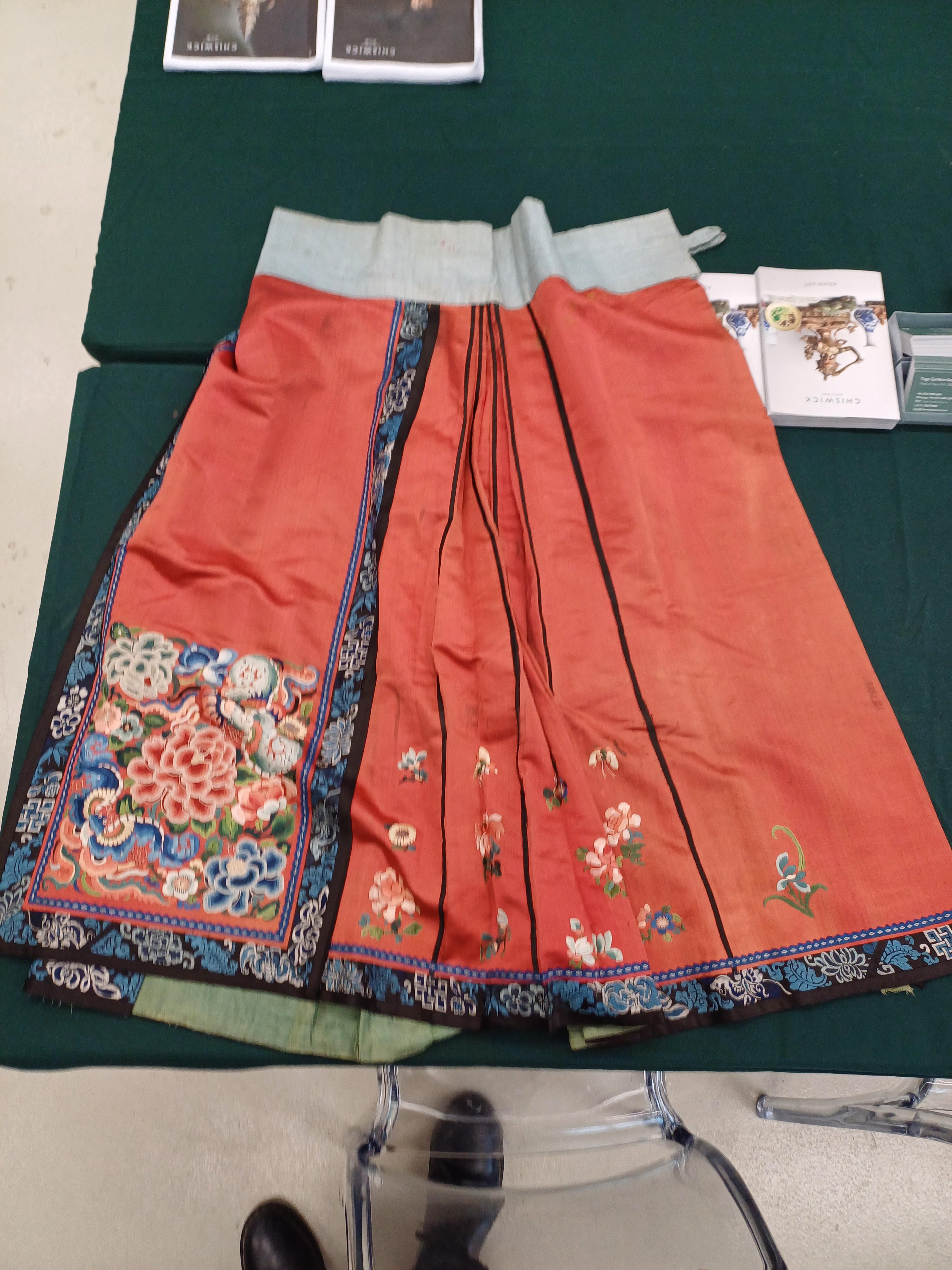 A CHINESE SILK EMBROIDERED RED-GROUND SKIRT 十九世紀 紅地緞繡花卉紋裙 - Image 2 of 20