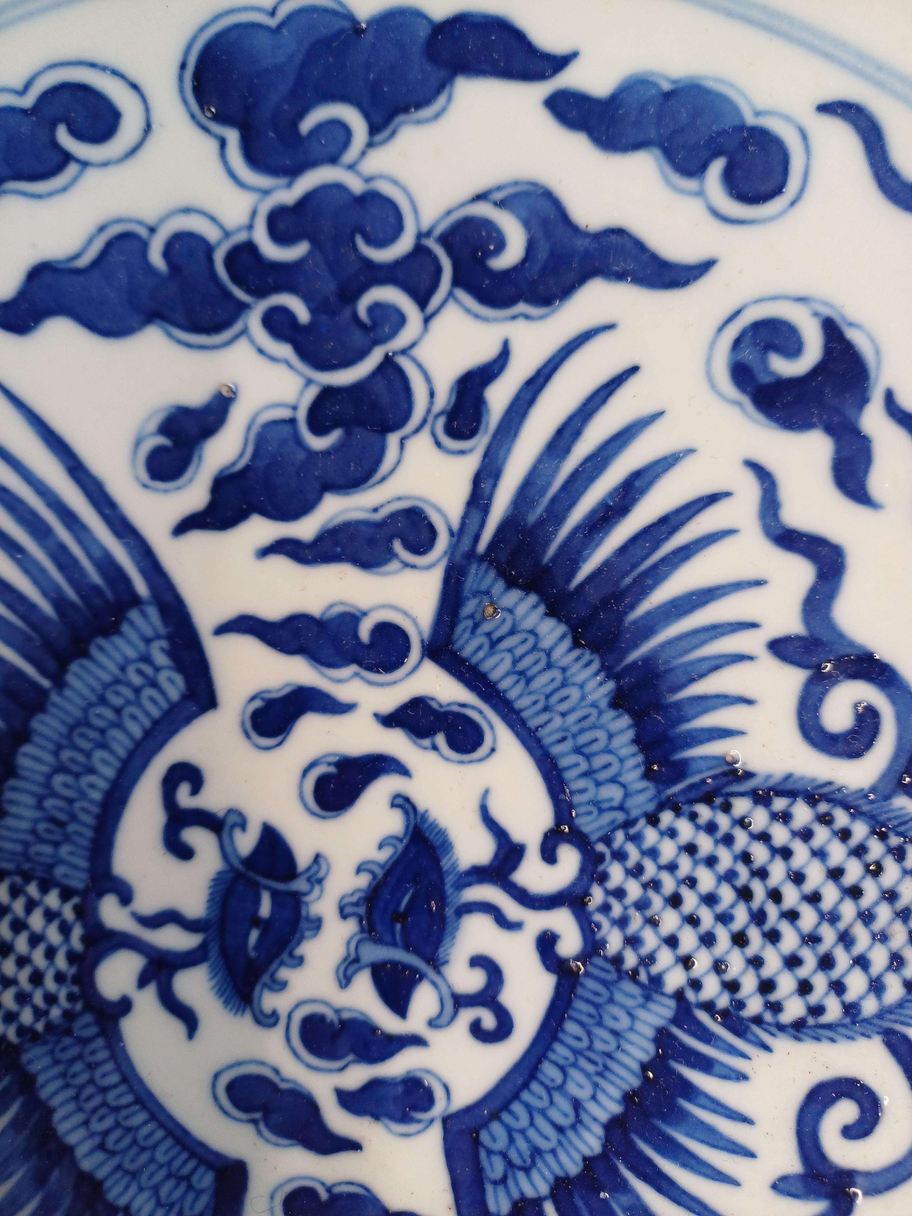 A CHINESE BLUE AND WHITE 'PHOENIX' DISH 清同治 青花雙鳳雲紋盤 《大清同治年製》款 - Image 9 of 13