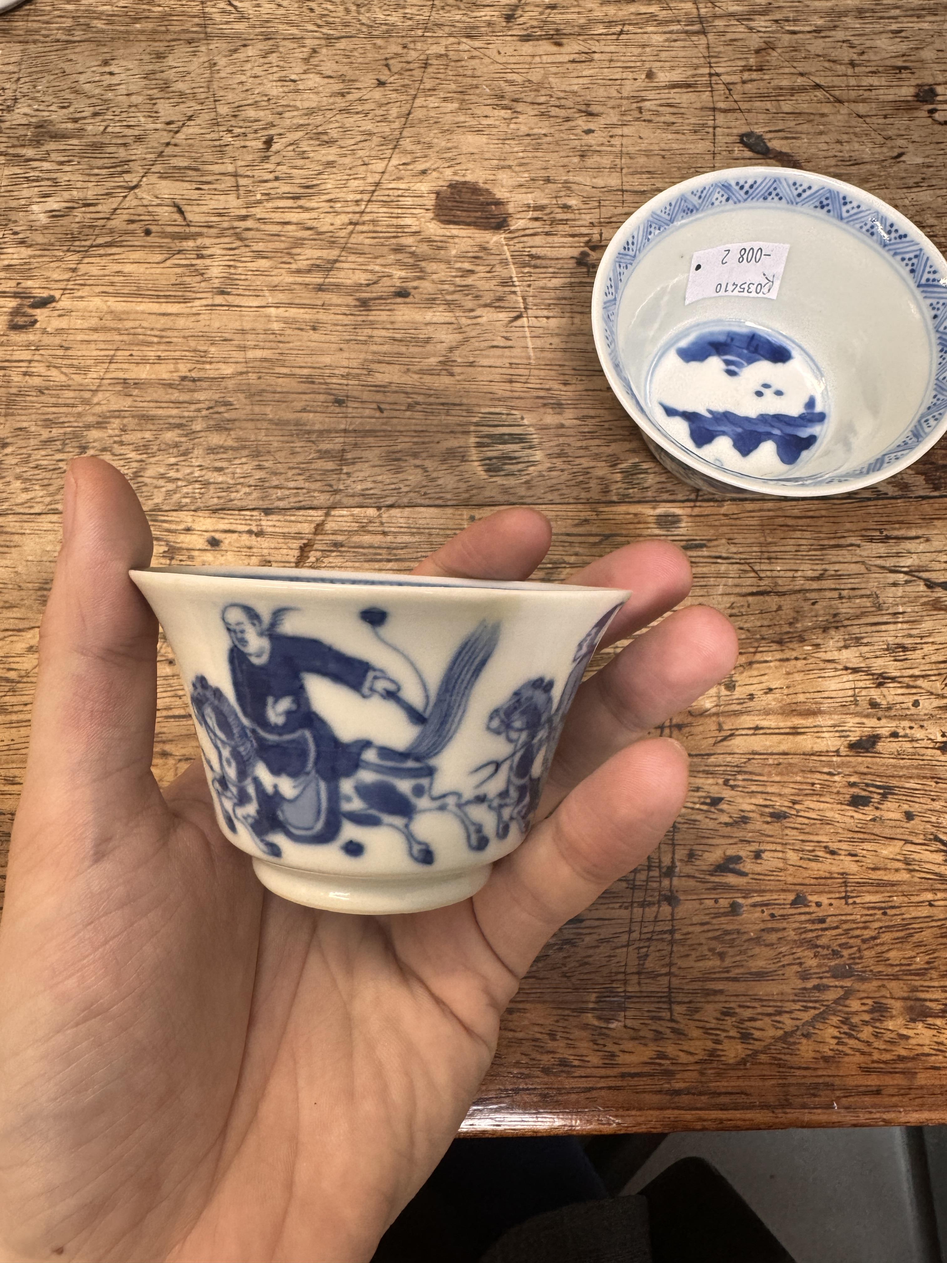 TWO CHINESE BLUE AND WHITE CUPS 清康熙 青花策馬勇戰圖盃兩件 《玉》款 - Image 22 of 23