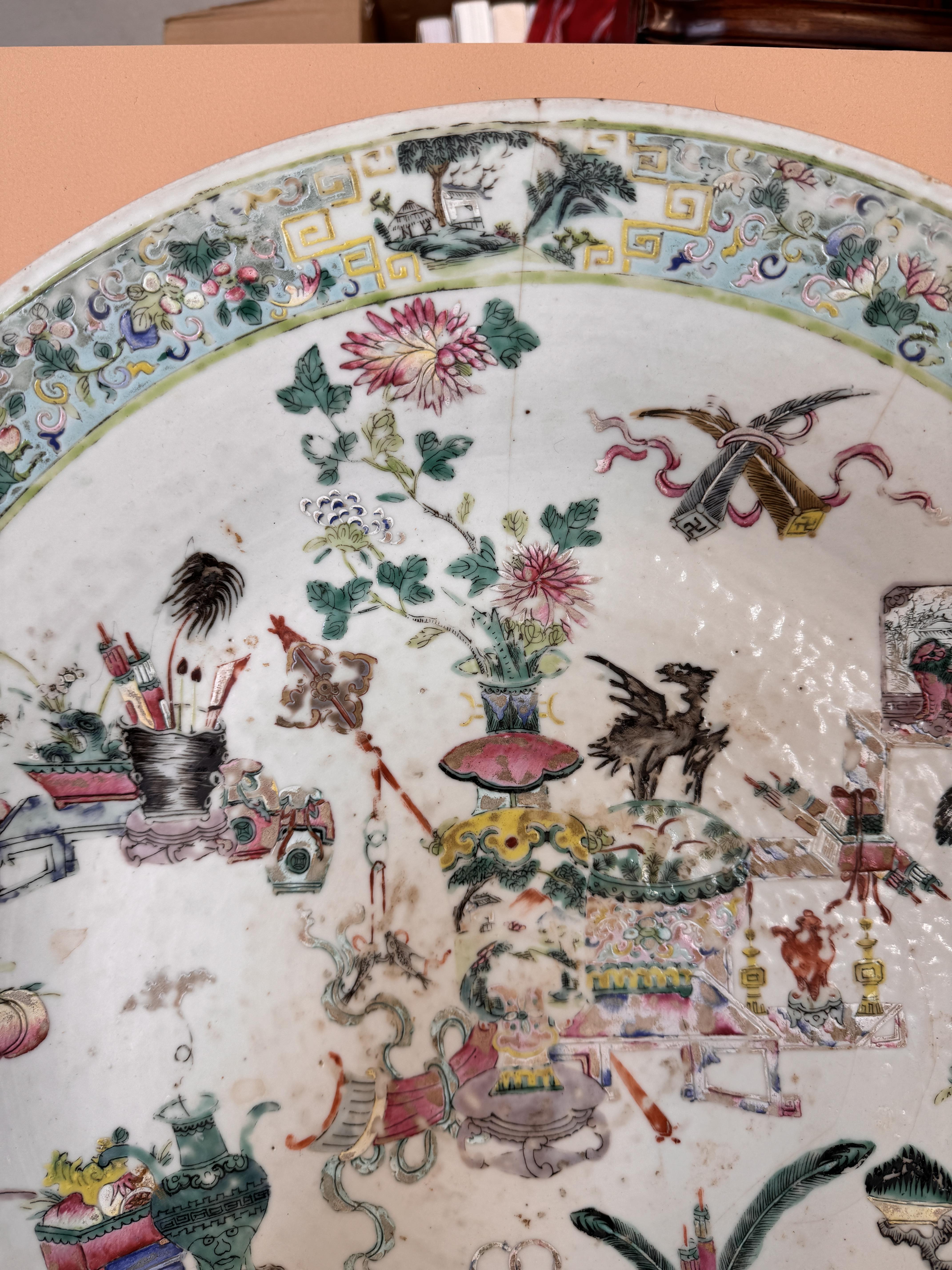 A LARGE CHINESE FAMILLE-ROSE 'HUNDRED ANTIQUES' CHARGER 清十九世紀 粉彩博古圖紋大盤 - Image 14 of 15