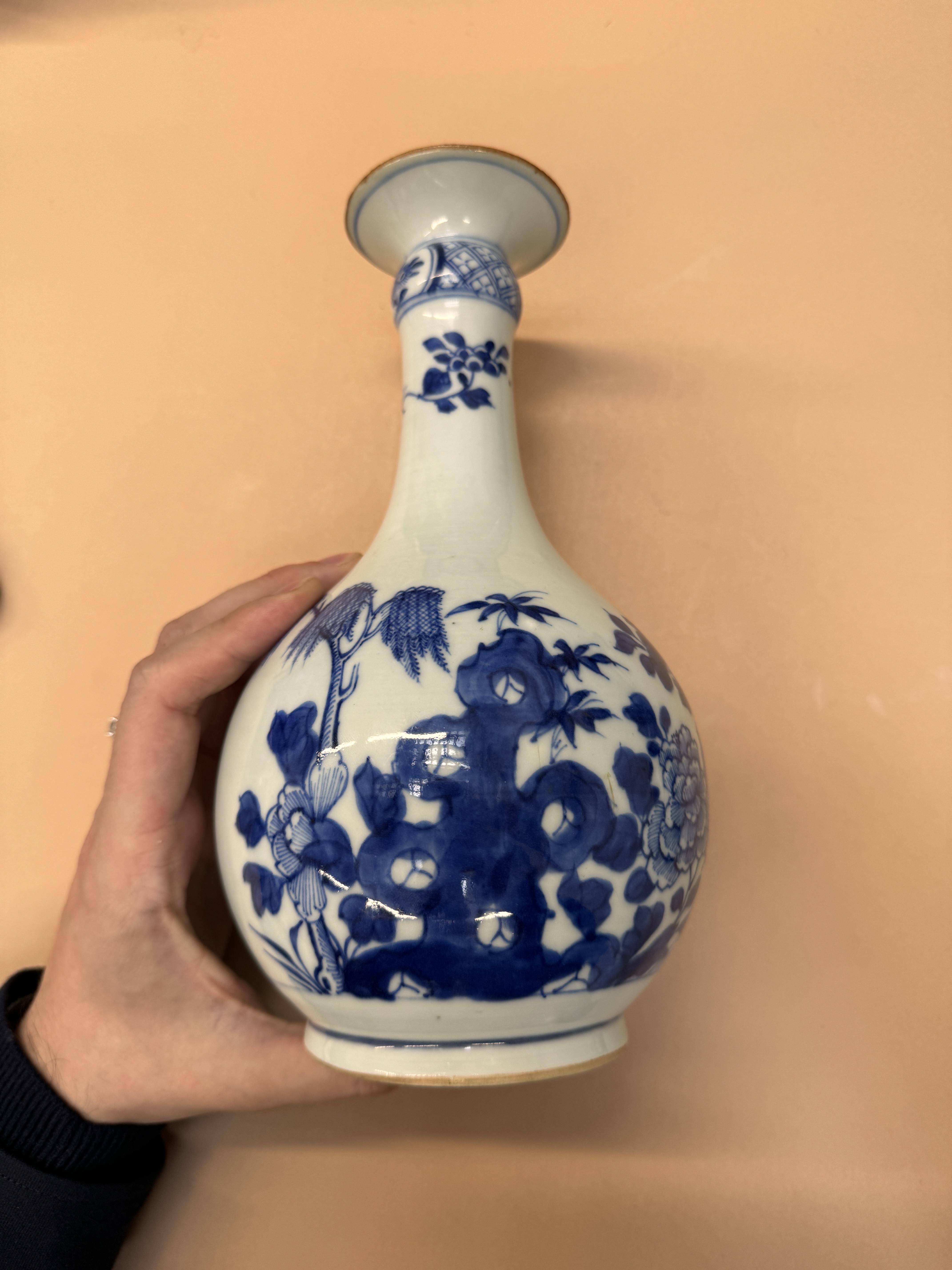 A CHINESE BLUE AND WHITE BOTTLE VASE 清十八世紀 青花花卉紋瓶 - Image 13 of 13