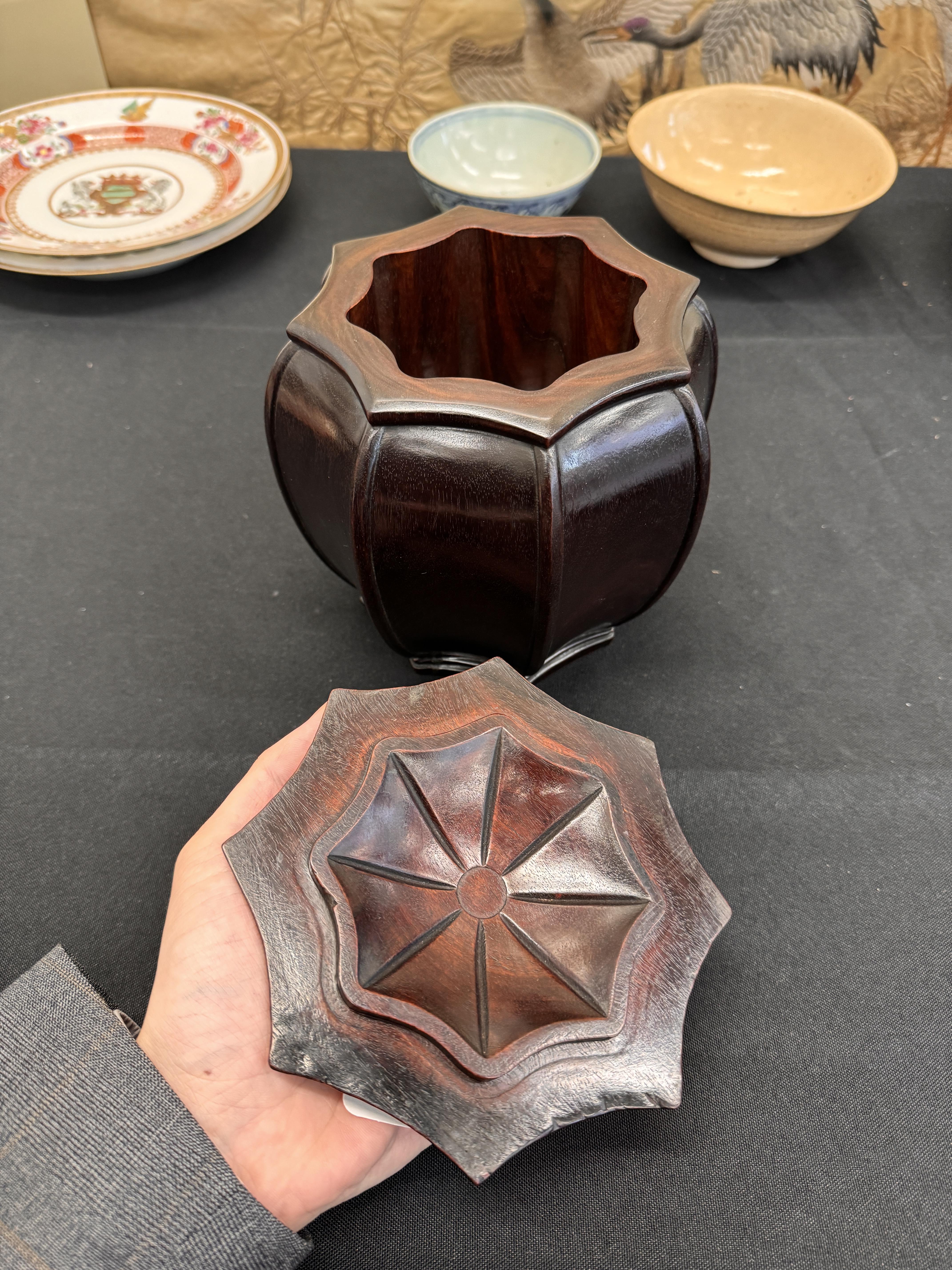 A CHINESE CARVED HARDWOOD TEA CADDY AND COVER 清十八世紀 硬木茶葉罐連蓋 - Image 12 of 21