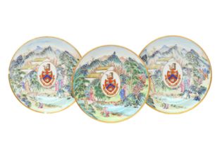 A SET OF THREE CHINESE EXPORT ARMORIAL DISHES, BEARING THE ARMS OF WIGHT OR BRADLEY 嘉慶 十九世紀 外銷彩繪威特或布