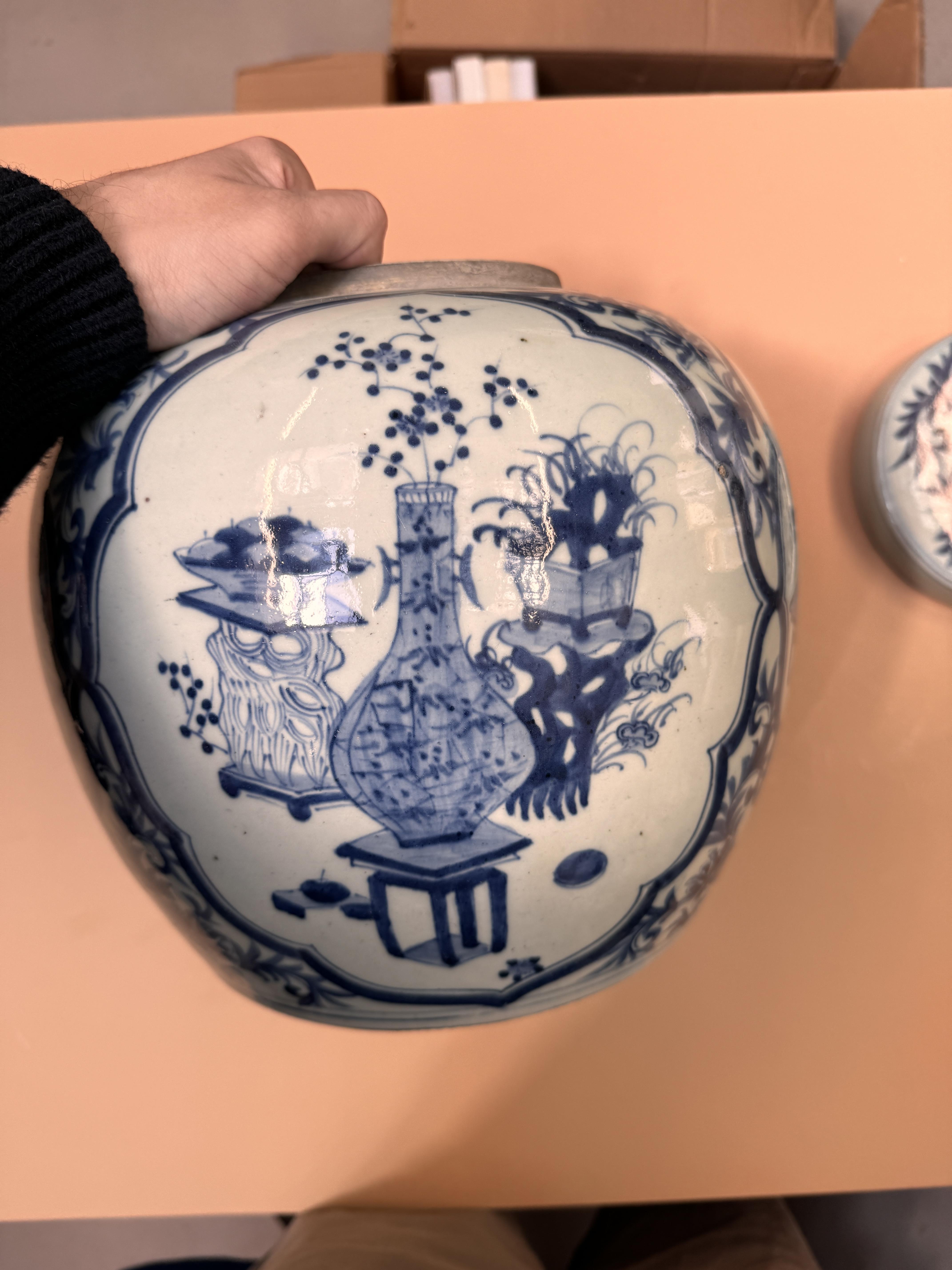 A LARGE CHINESE BLUE AND WHITE 'HUNDRED ANTIQUES' JAR AND COVER 清十九世紀 青花博古圖紋蓋罐 - Image 7 of 22