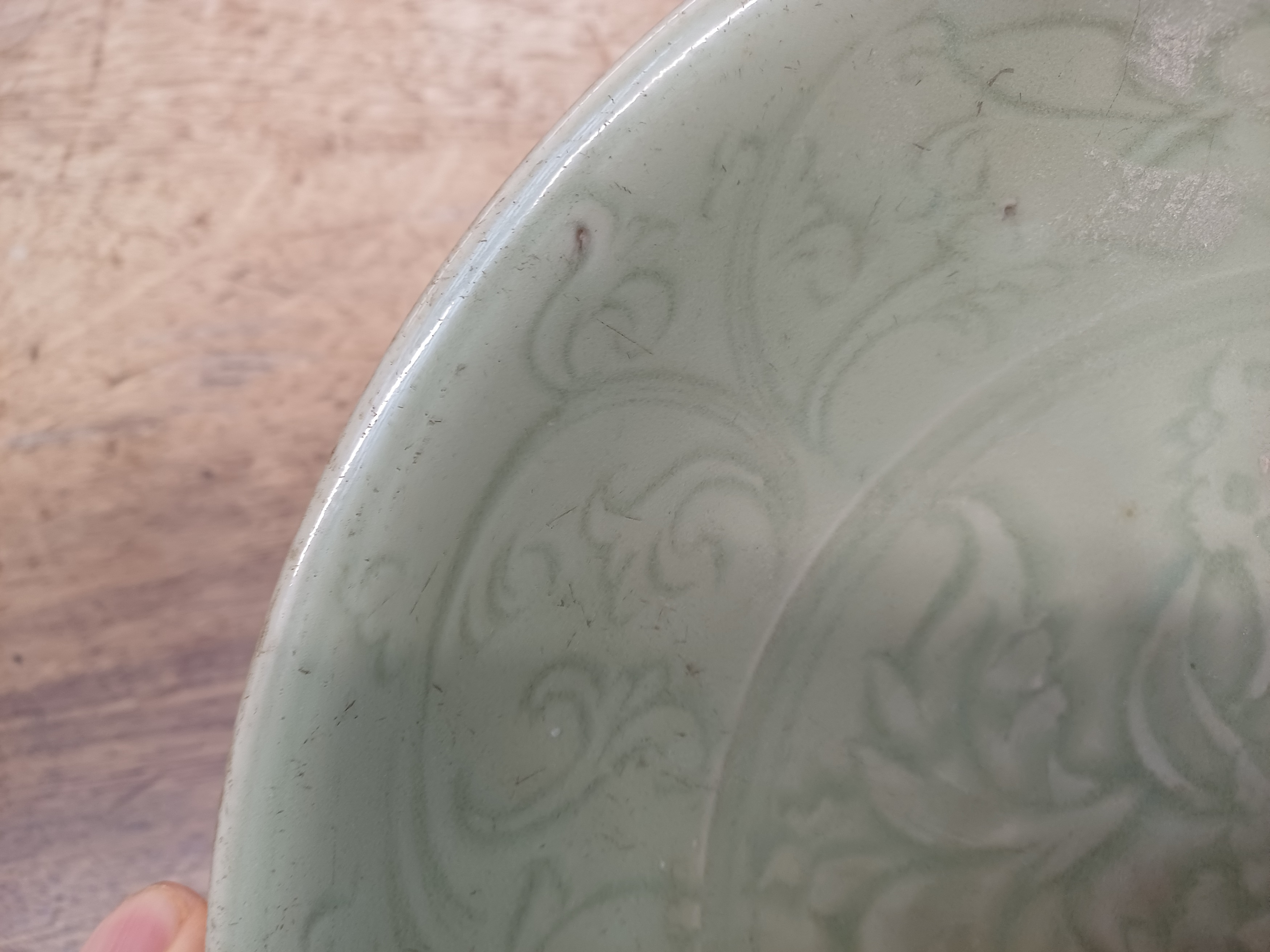 A CHINESE LONGQUAN CELADON-GLAZED 'PEONY' DISH 明十五世紀 龍泉窯青釉牡丹紋盤 - Image 3 of 11