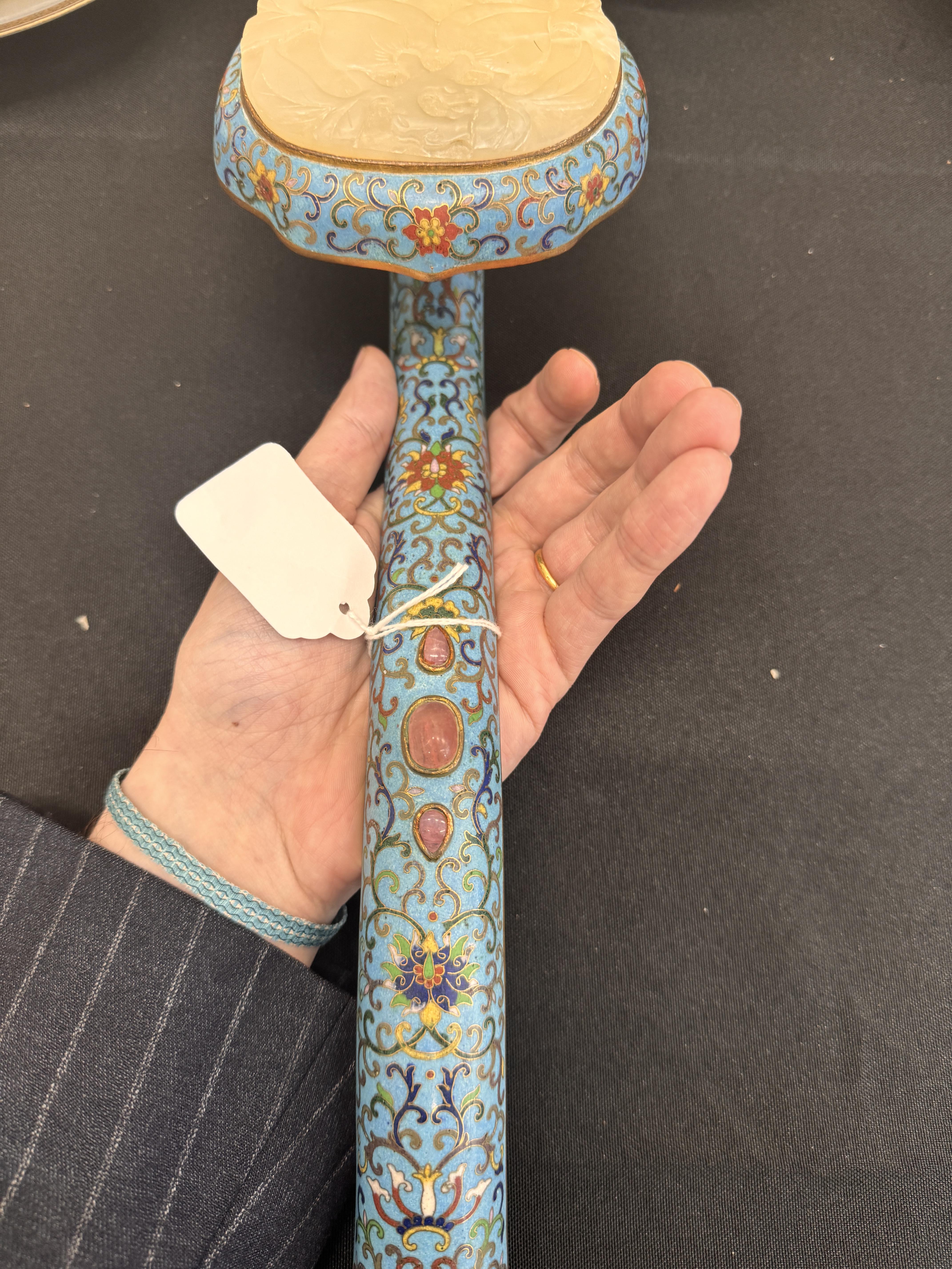 A LARGE CHINESE GILT AND CLOISONNÉ ENAMELED METAL RUYI SCEPTER WITH A WHITE JADE MOUNT 清 掐絲琺琅嵌玉如意 - Image 35 of 36