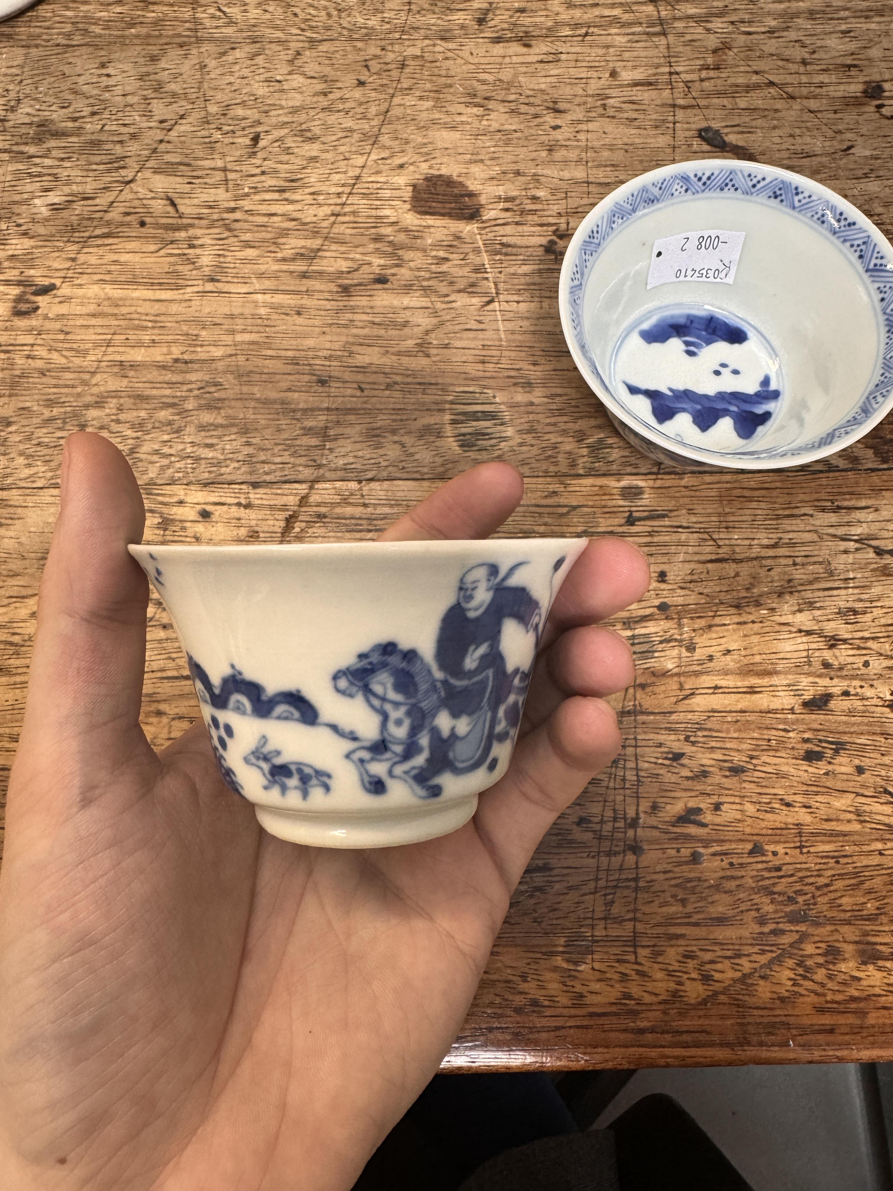 TWO CHINESE BLUE AND WHITE CUPS 清康熙 青花策馬勇戰圖盃兩件 《玉》款 - Image 21 of 23