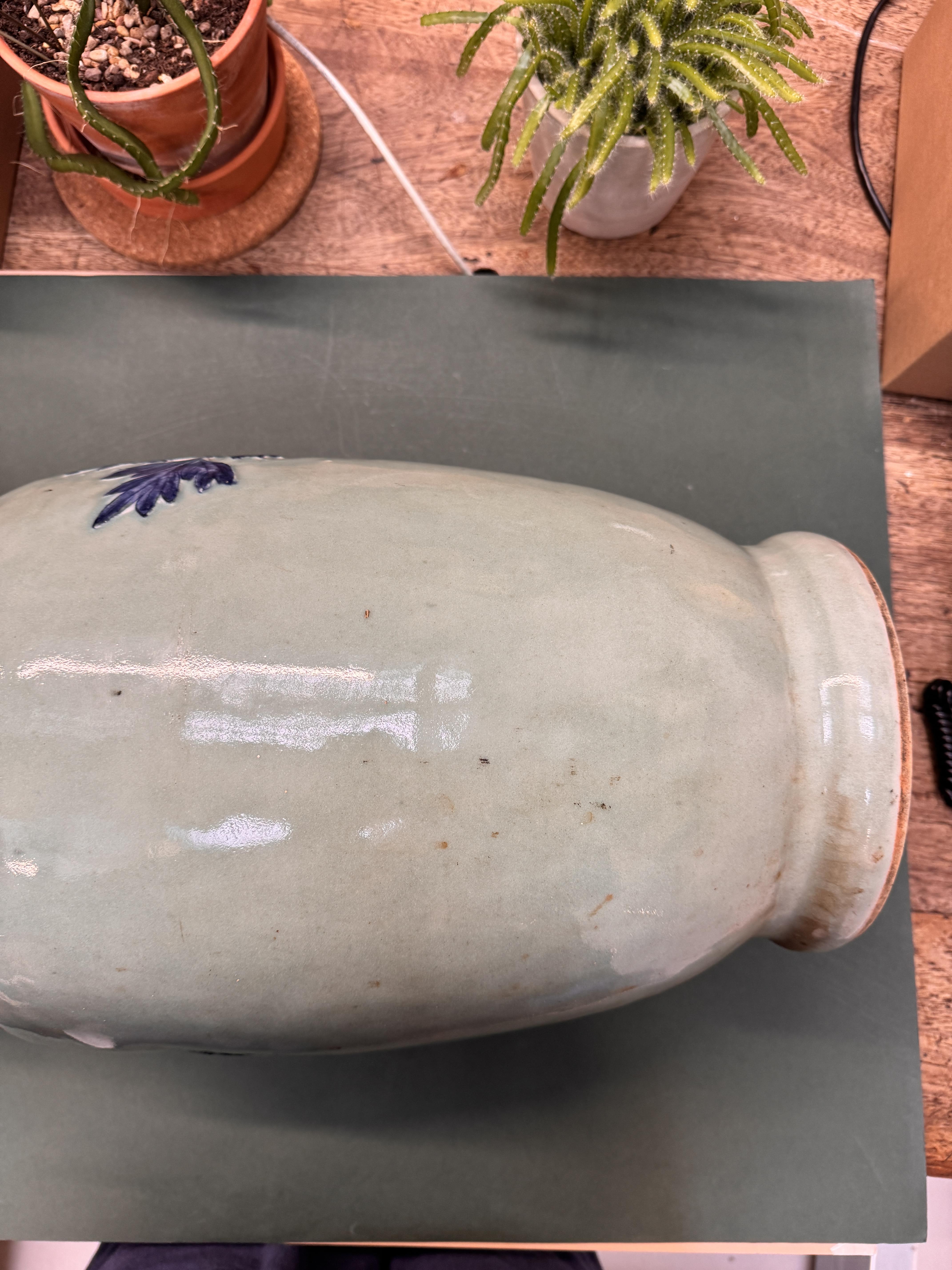 A LARGE CHINESE BLUE AND WHITE CELADON-GROUND 'PHOENIXES' VASE 清十九世紀 青花青地鳳紋雙螭龍紋瓶 - Image 11 of 12