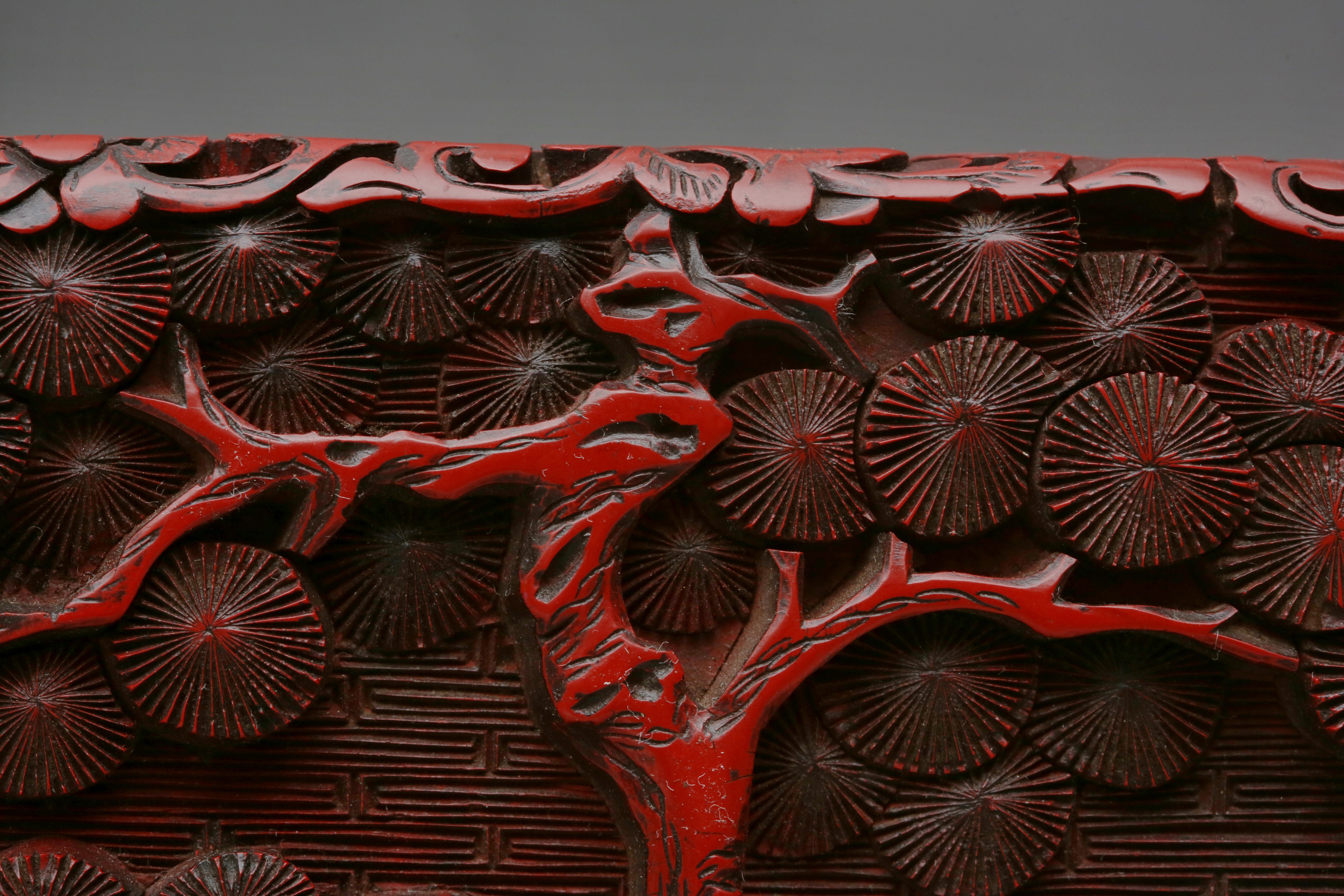 A LARGE AND FINE CHINESE CINNABAR LACQUER 'FIGURAL' BOX AND COVER 早十九世紀 剔紅人物故事圖紋方蓋盒 - Image 8 of 54