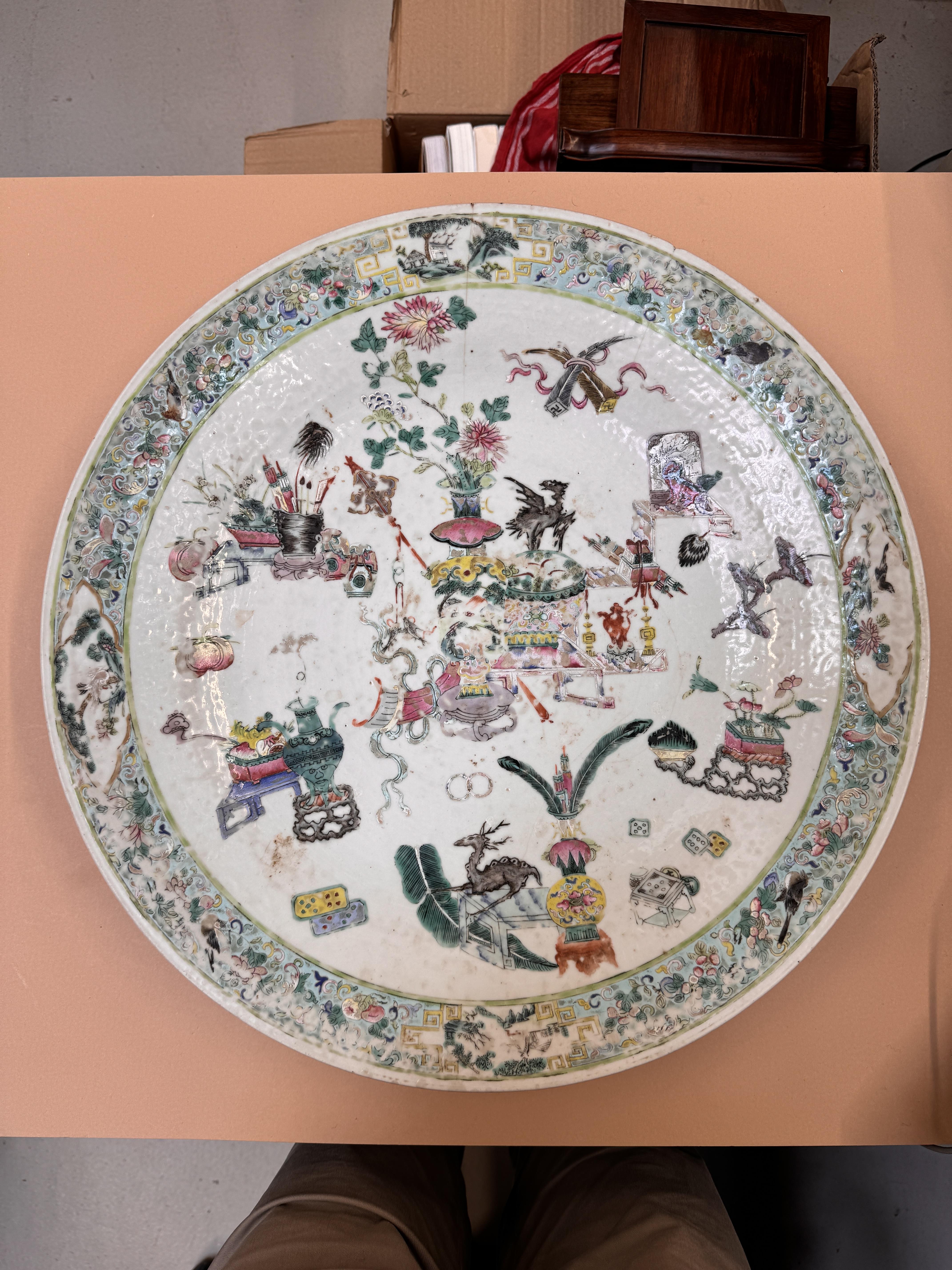 A LARGE CHINESE FAMILLE-ROSE 'HUNDRED ANTIQUES' CHARGER 清十九世紀 粉彩博古圖紋大盤 - Image 7 of 15