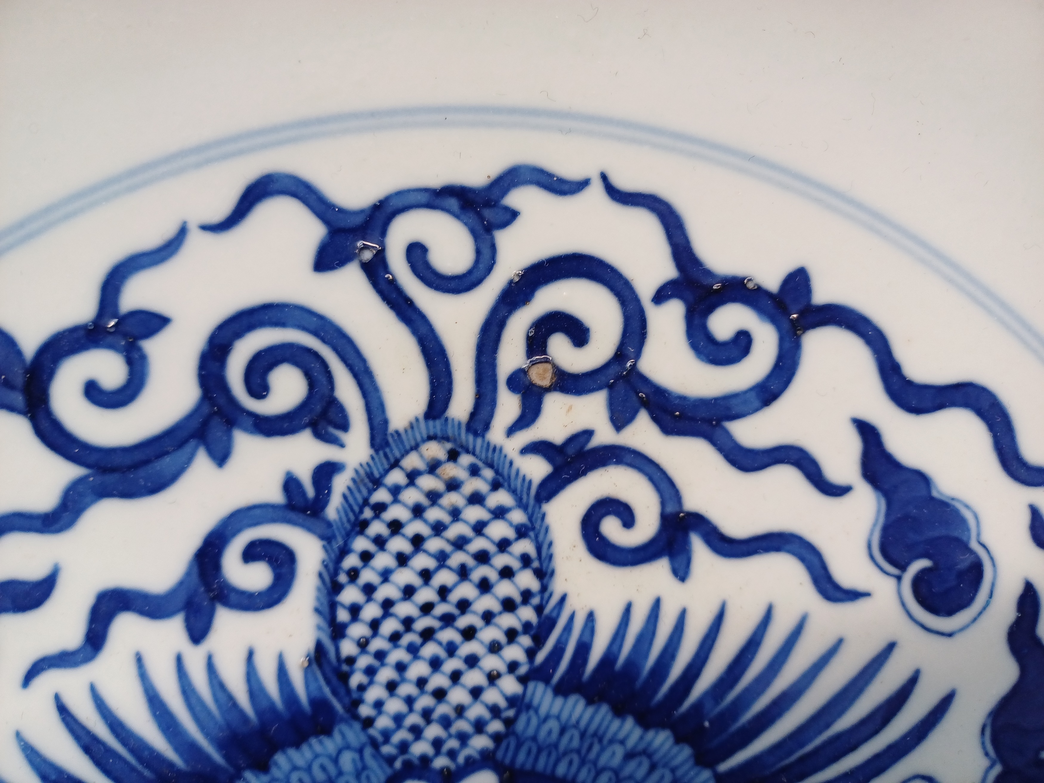 A CHINESE BLUE AND WHITE 'PHOENIX' DISH 清同治 青花雙鳳雲紋盤 《大清同治年製》款 - Image 4 of 13