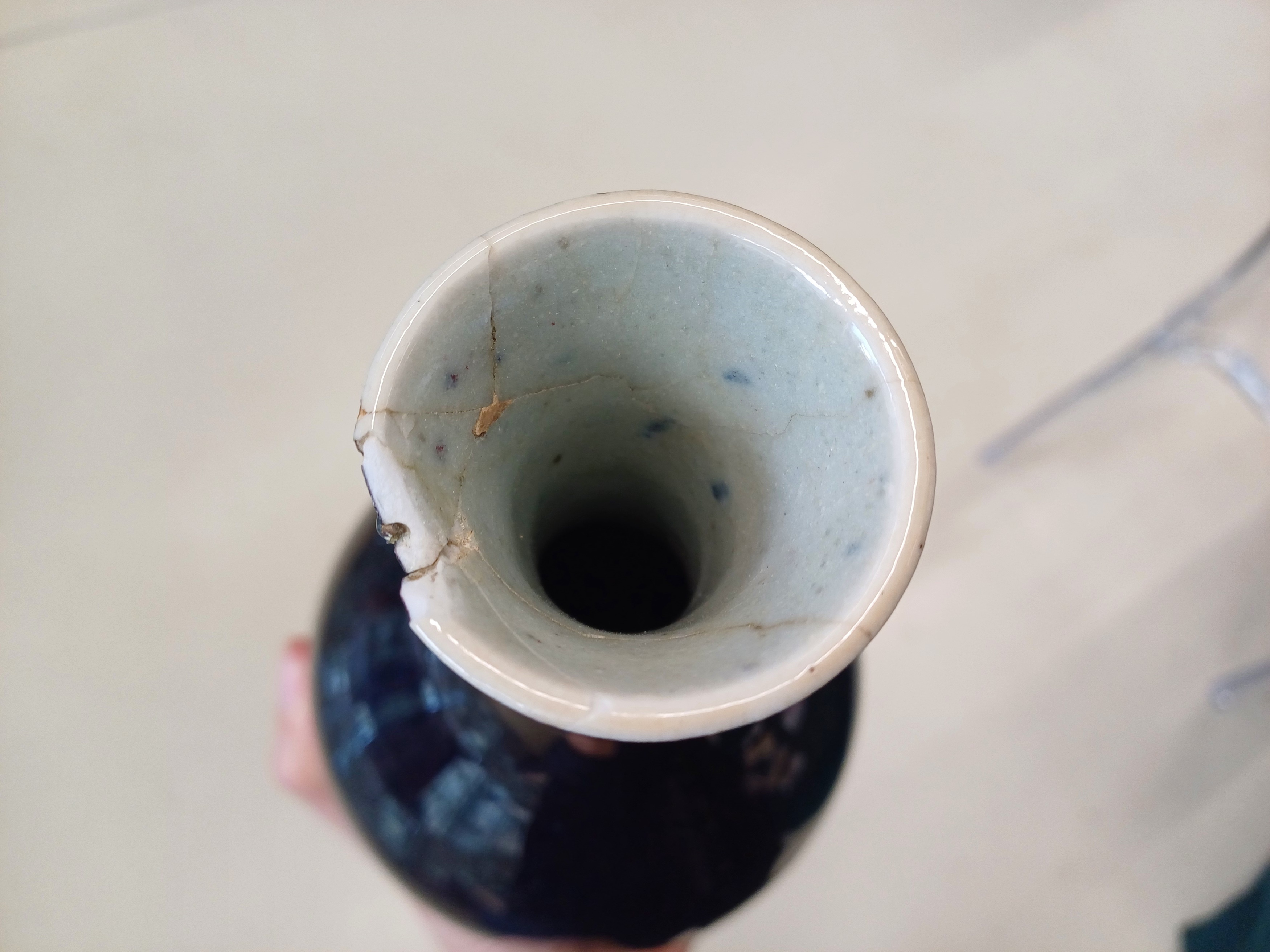 A CHINESE MONOCHROME AUBERGINE-GLAZED VASE 清十九世紀 茄皮紫釉瓶 - Bild 3 aus 9