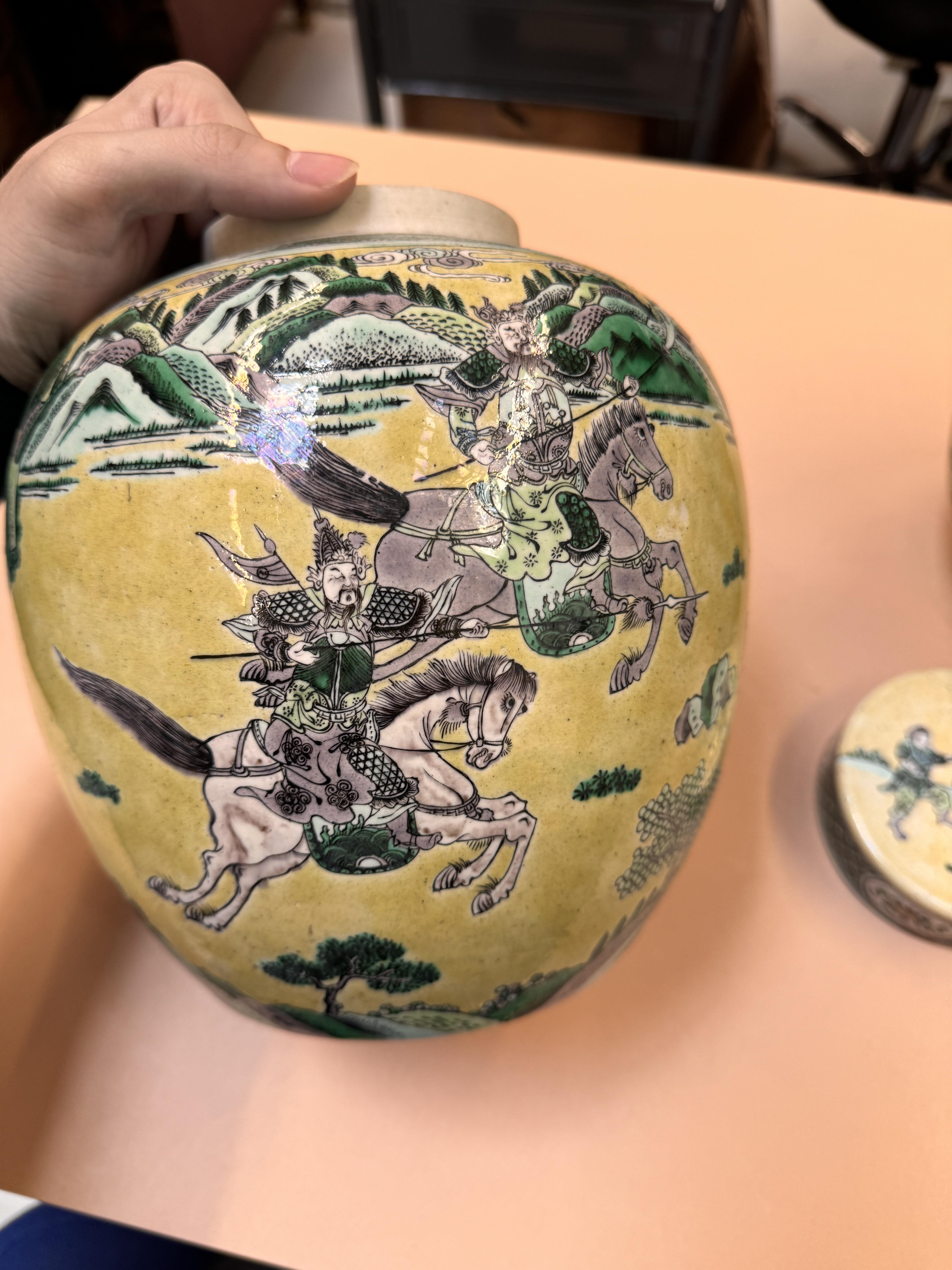 A PAIR OF CHINESE FAMILLE-JAUNE JARS AND COVERS 清十九世紀 三彩勇戰圖紋蓋罐一對 - Image 37 of 37