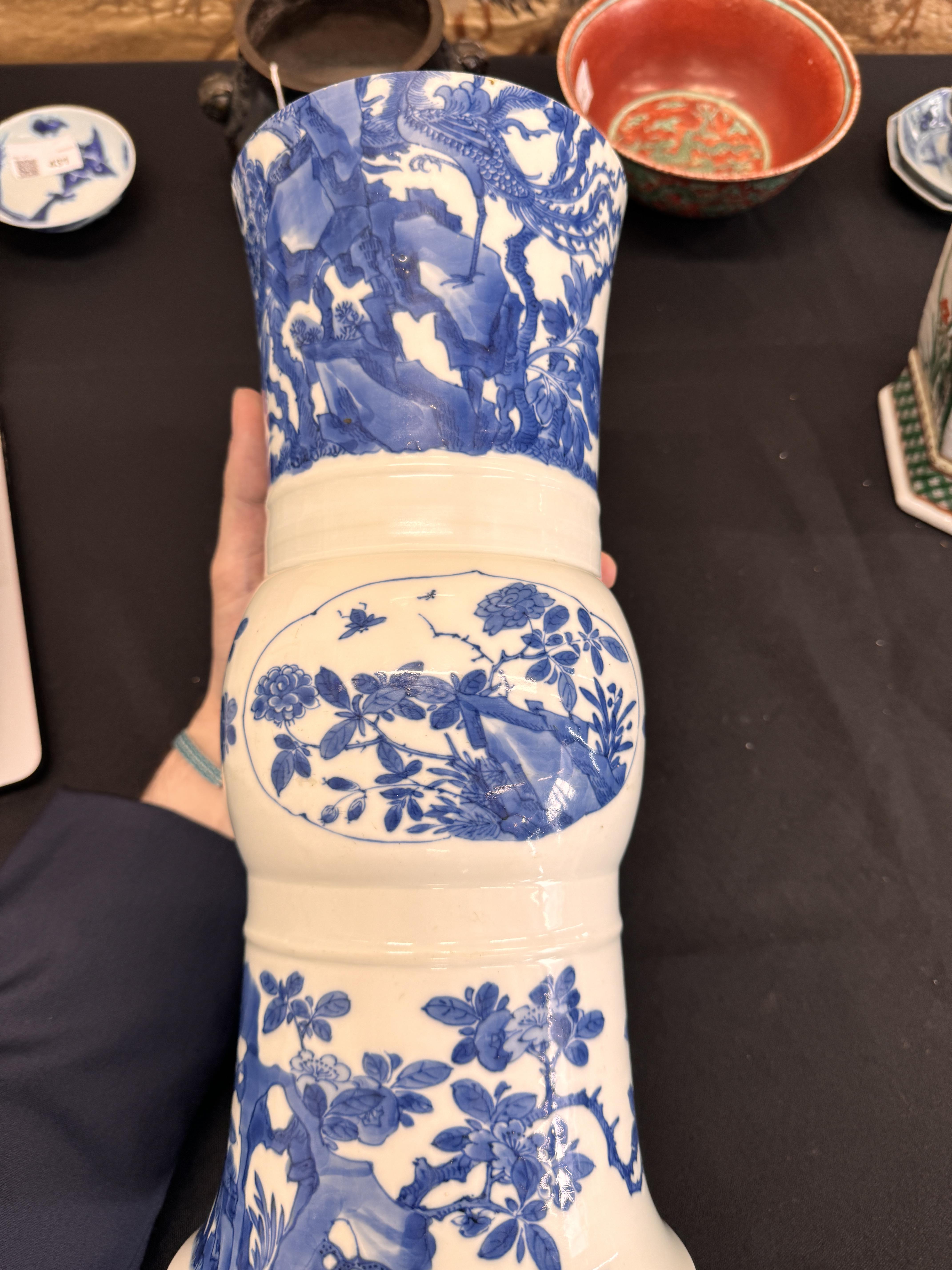 A CHINESE BLUE AND WHITE 'FLORAL' BEAKER VASE, GU 清康熙 青花開光花蟲圖花觚 《大清康熙年製》款 - Image 16 of 21