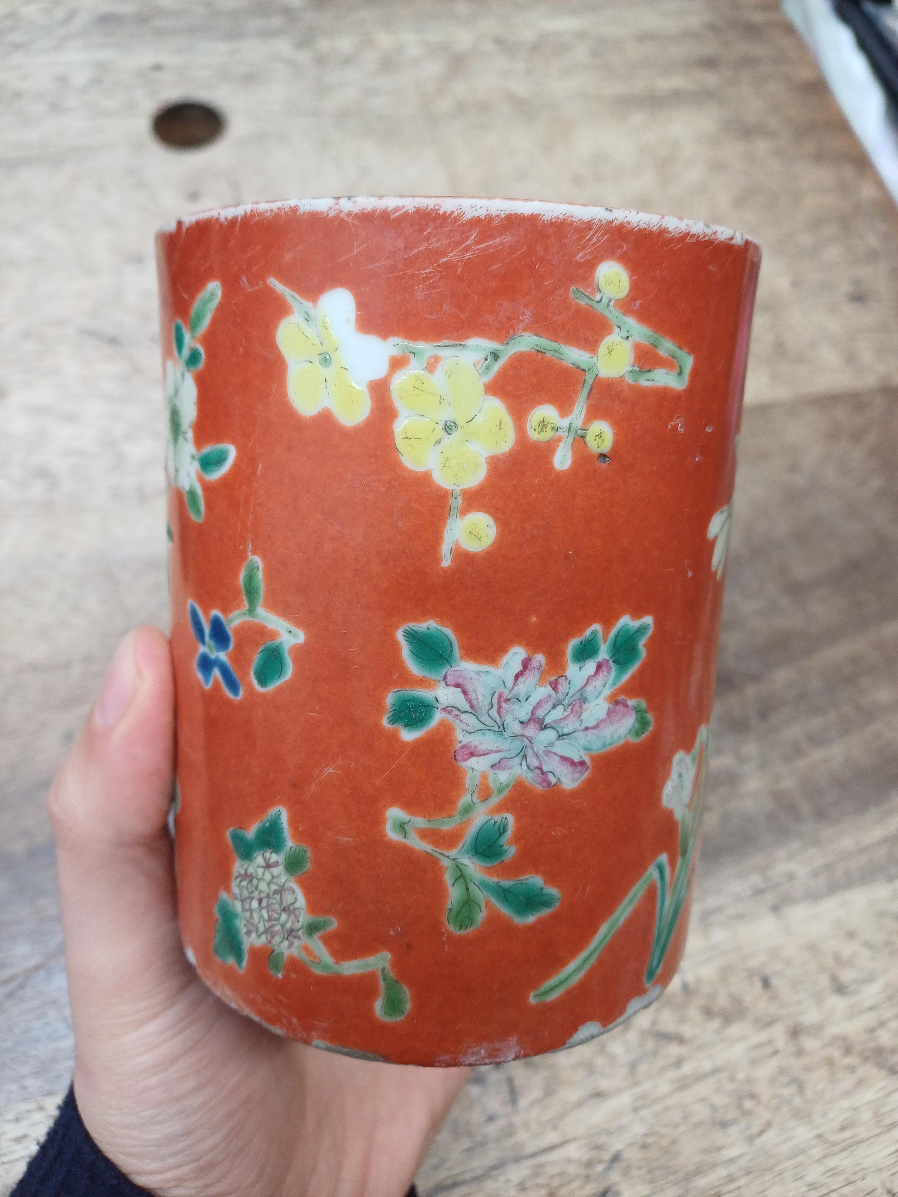 A CHINESE FAMILLE-ROSE CORAL-GROUND 'BLOSSOMS' BRUSH POT, BITONG 清十八至十九世紀 粉彩珊瑚紅地花卉紋筆筒 - Image 11 of 11