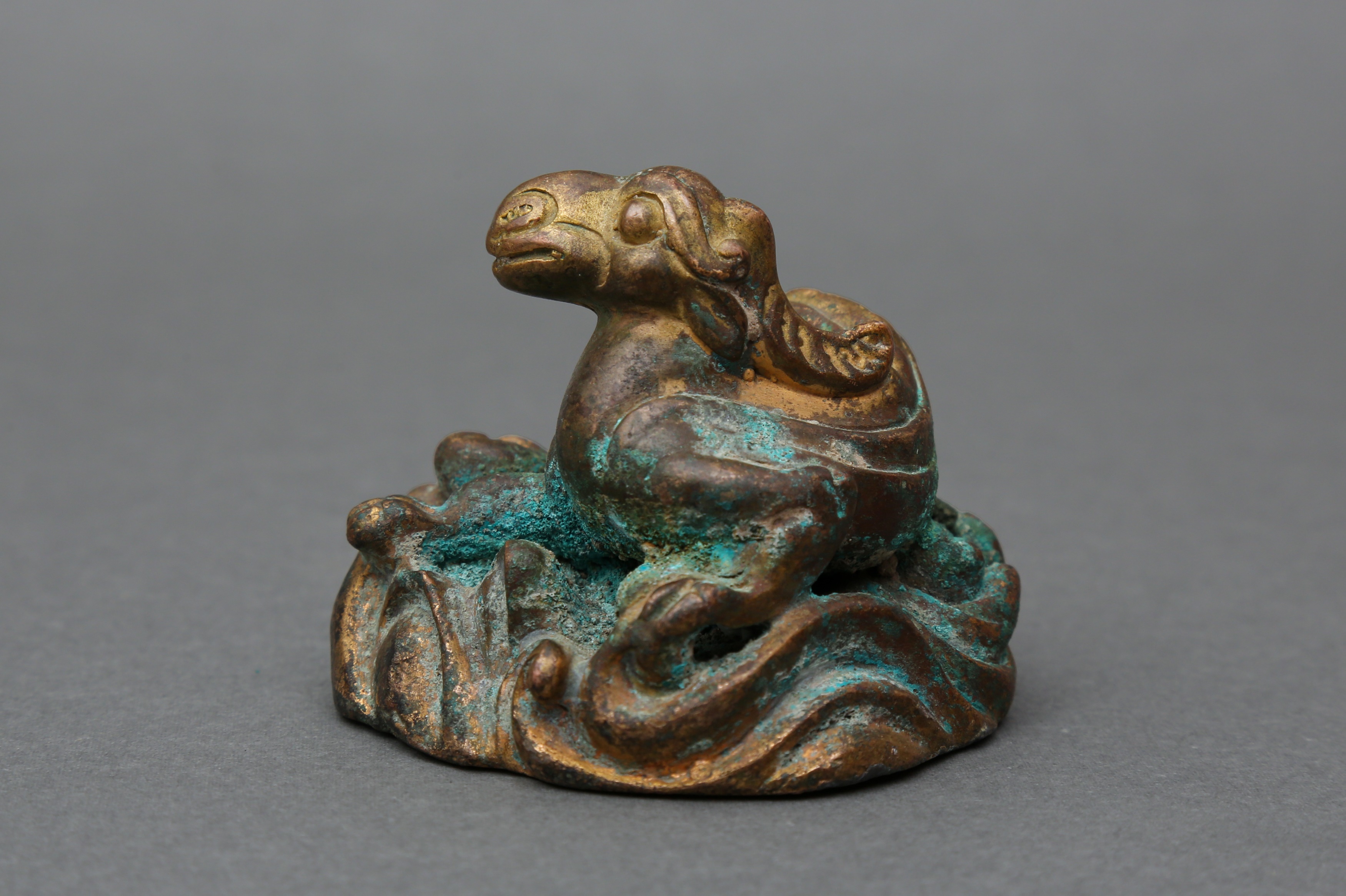 A CHINESE GILT BRONZE 'QILIN' MAT WEIGHT 十七至十八世紀 銅鎏金臥麒麟鎮紙 - Image 2 of 8