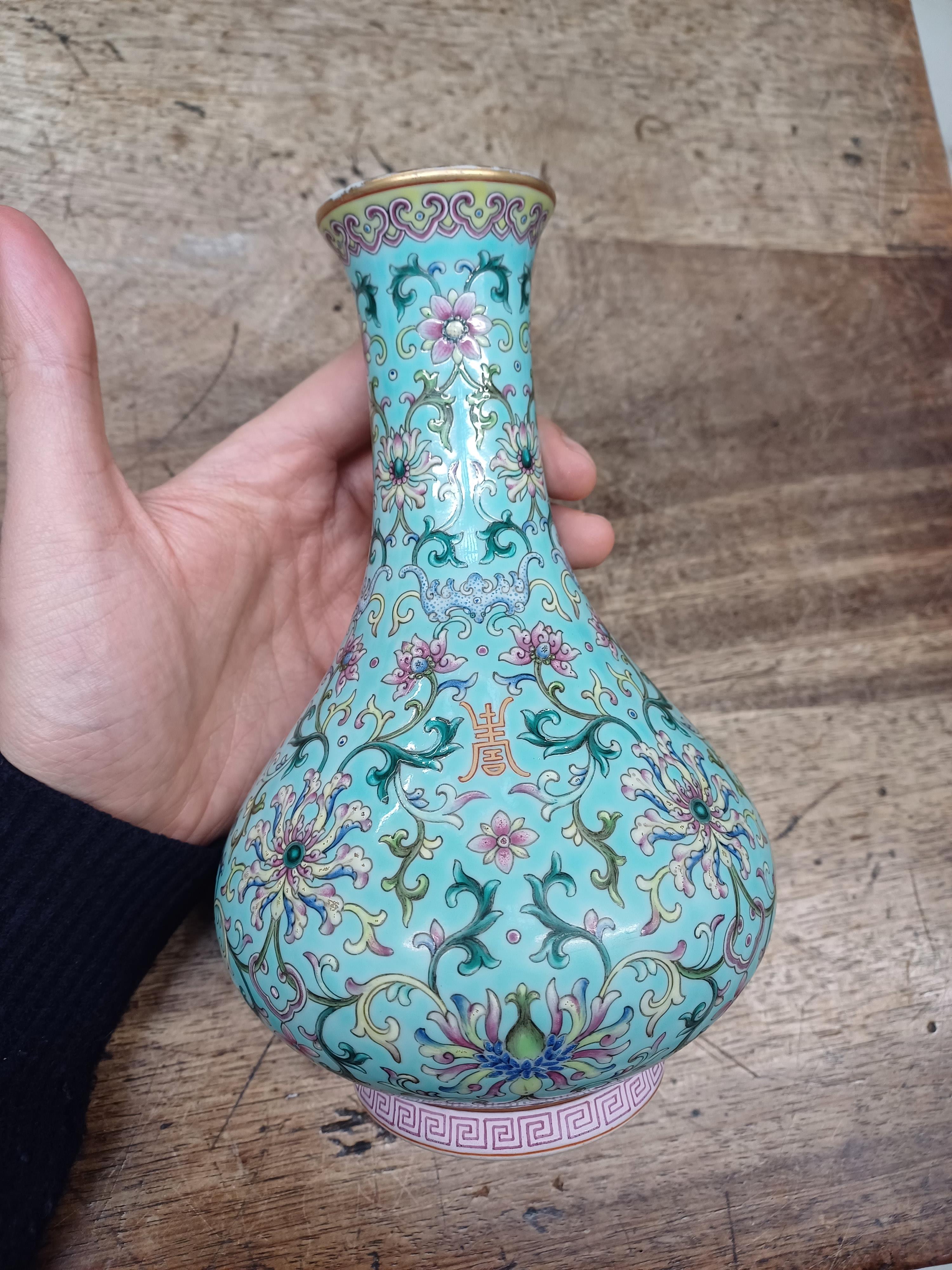 A CHINESE FAMILLE-ROSE TURQUOISE-GROUND 'LOTUS' VASE 或為清嘉慶 松石綠地粉彩纏枝番蓮紋瓶 《大清嘉慶年製》款 - Image 6 of 18