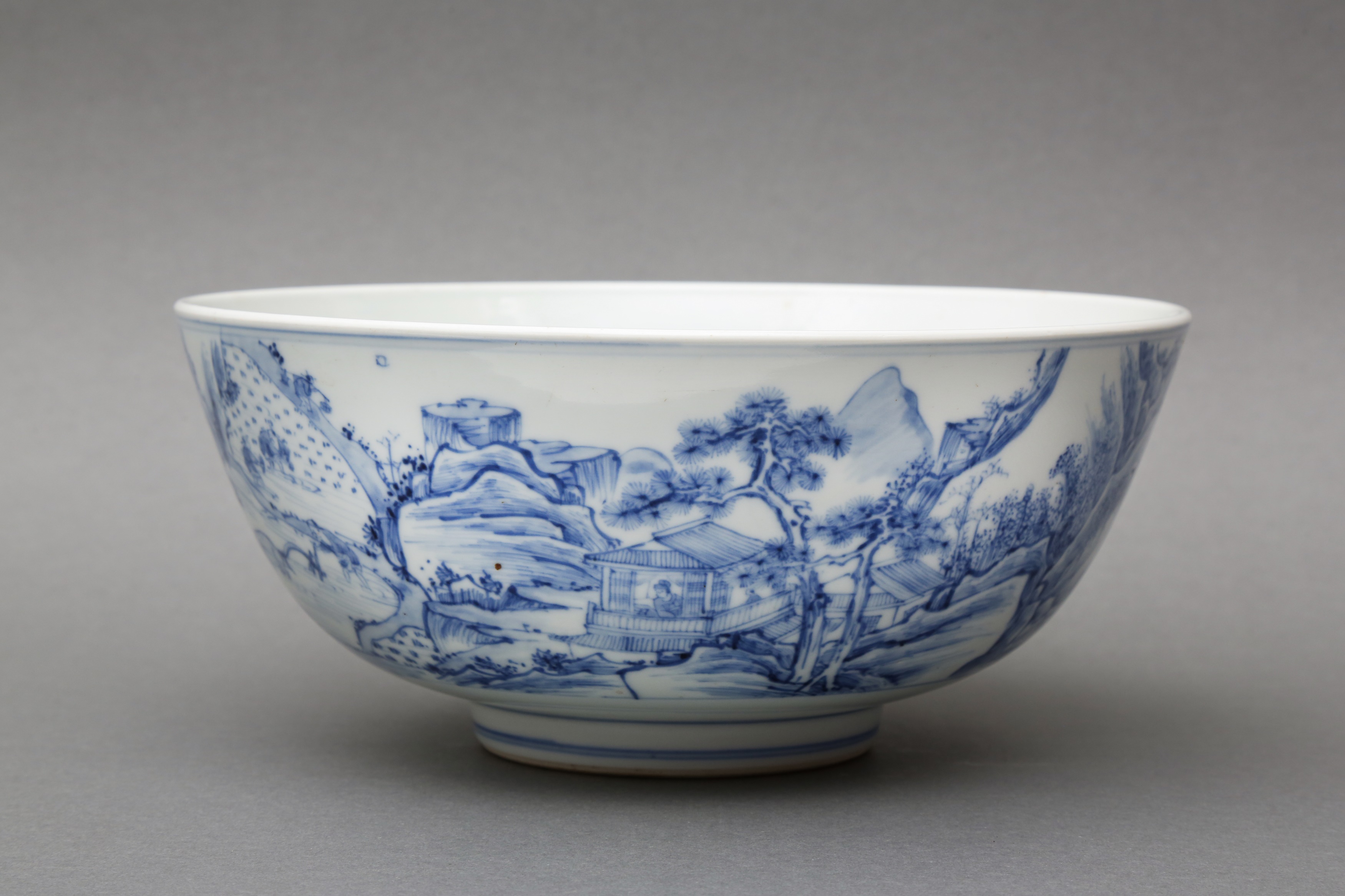 A RARE CHINESE BLUE AND WHITE 'MASTER OF THE ROCKS' BOWL 清康熙或雍正 青花山水人物圖紋盌 - Image 2 of 19