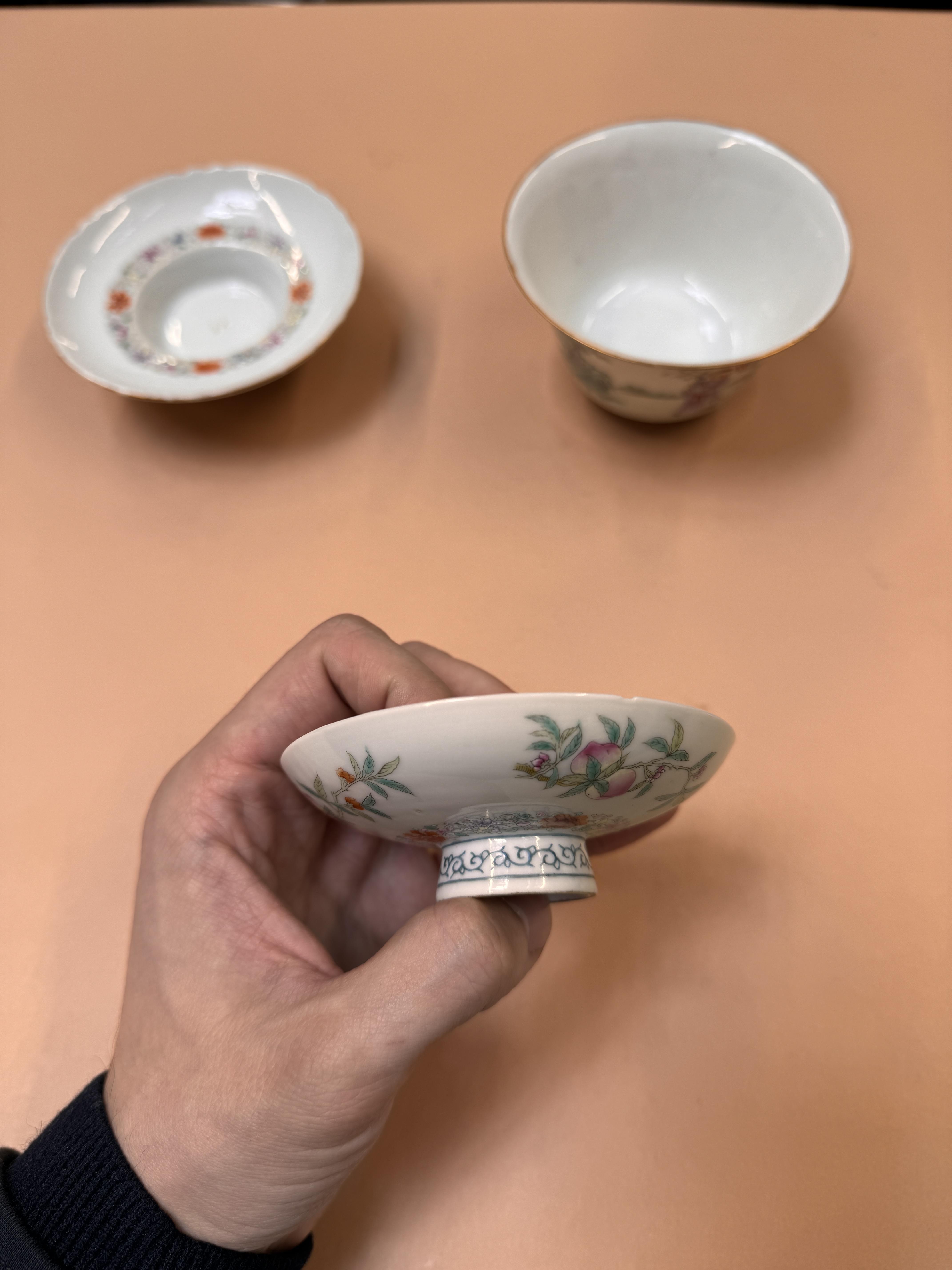 A PAIR OF CHINESE FAMILLE-ROSE CUPS, COVERS AND STANDS 民國時期 粉彩嬰戲圖蓋盌一對 《麟指呈祥》款 - Image 31 of 44