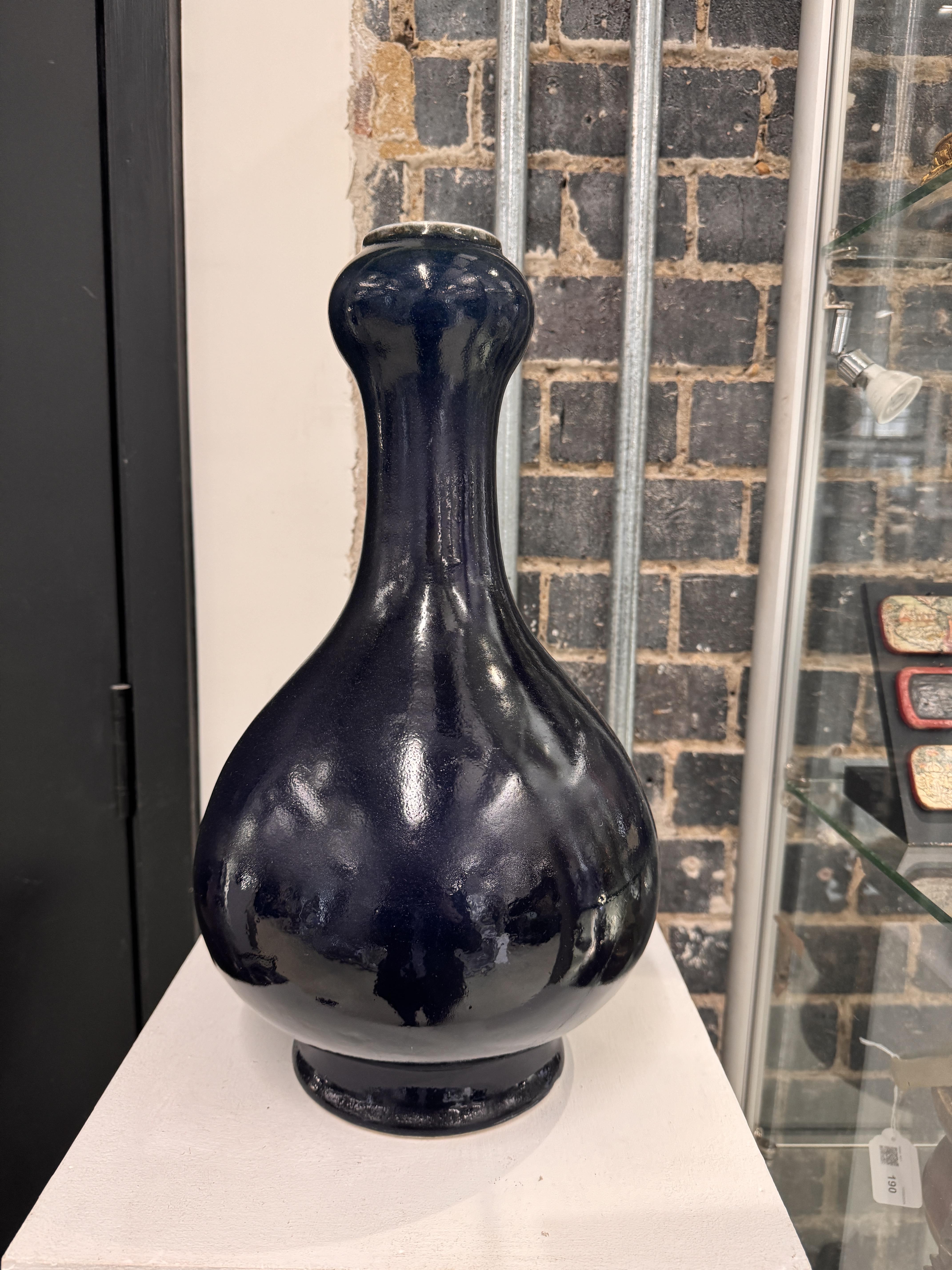 A PAIR OF LARGE CHINESE MONOCHROME BLUE-GLAZED VASES 民國時期 藍釉蒜頭瓶一對《長命富貴》款 - Image 12 of 16