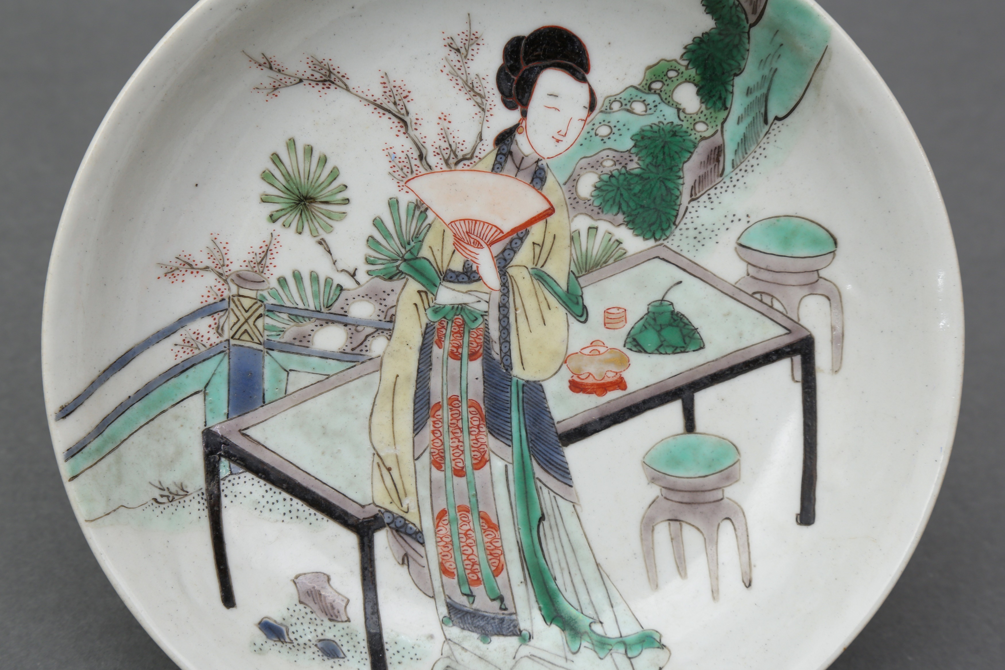 A CHINESE FAMILLE-VERTE 'LADY WITH MOON' DISH 清康熙 庭園仕女圖紋盤 《大明成化年製》款 - Bild 2 aus 15