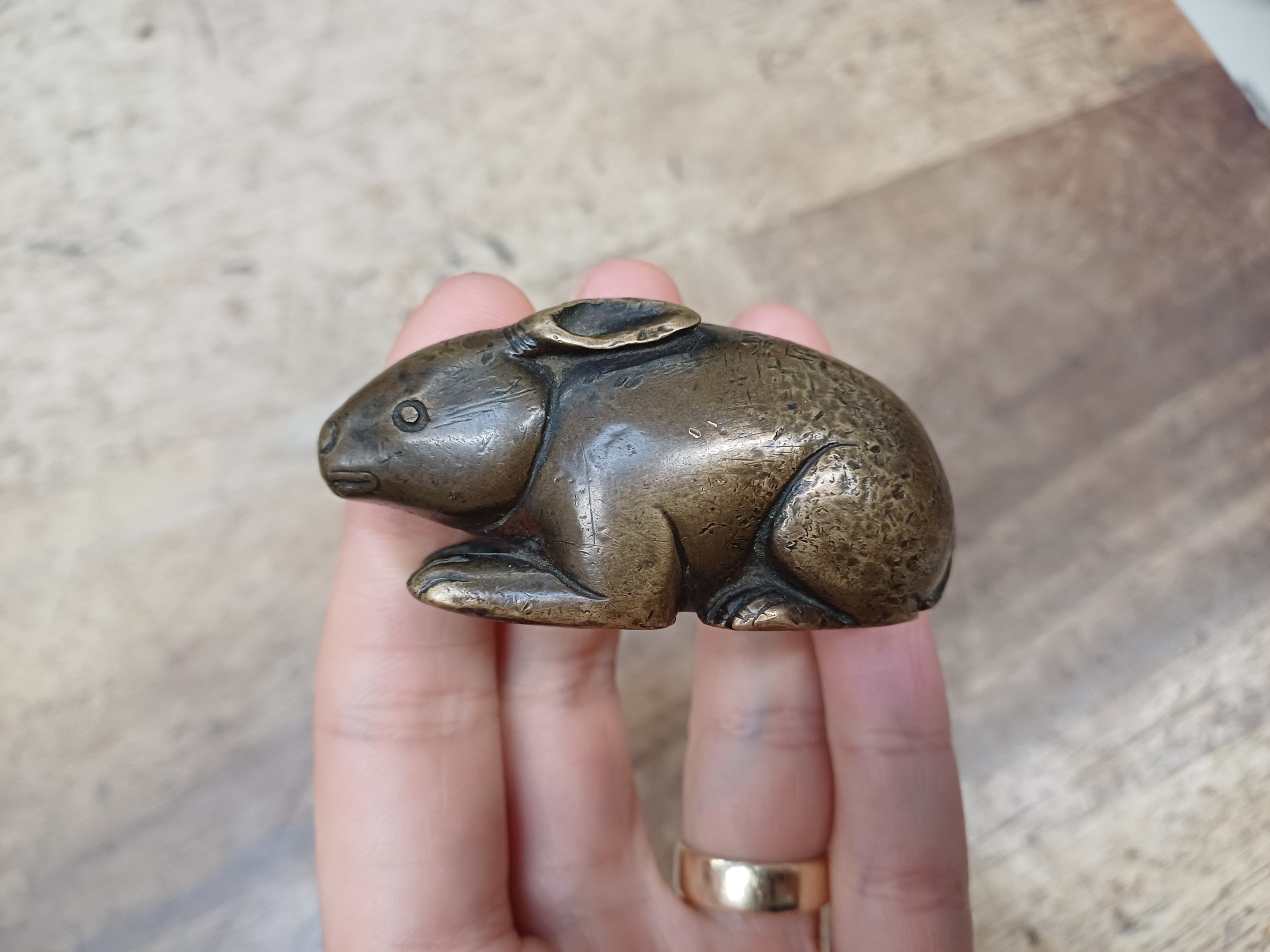 A CHINESE BRONZE 'RABBIT' SCROLL WEIGHT 明 銅兔形紙鎮 - Image 5 of 7