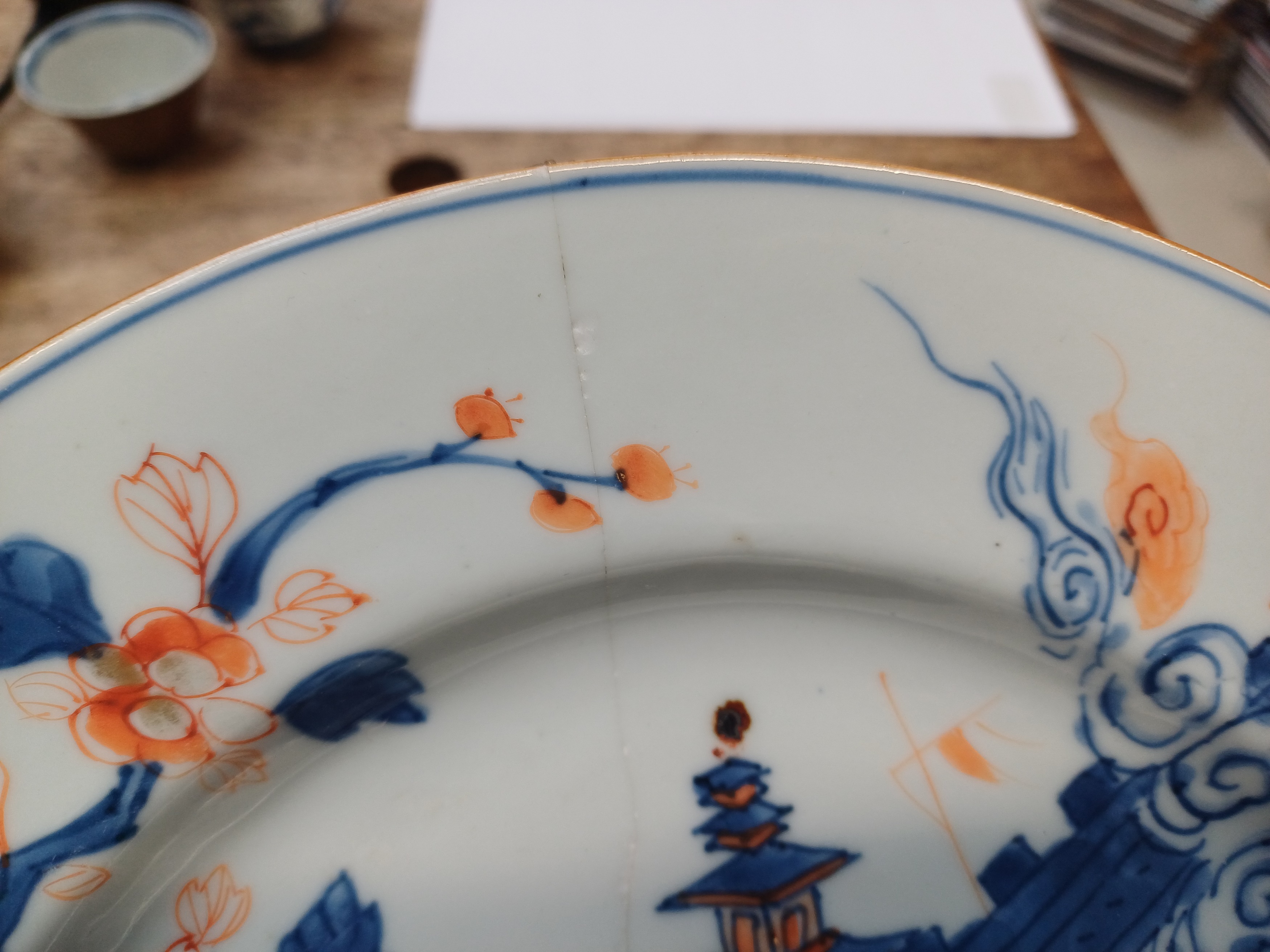A CHINESE RETICULATED BLUE AND WHITE 'LINGLONG' TEA BOWL AND THREE EXPORT CERAMICS 清 崇禎至十八世紀 青花玲瓏盌及外 - Image 21 of 21