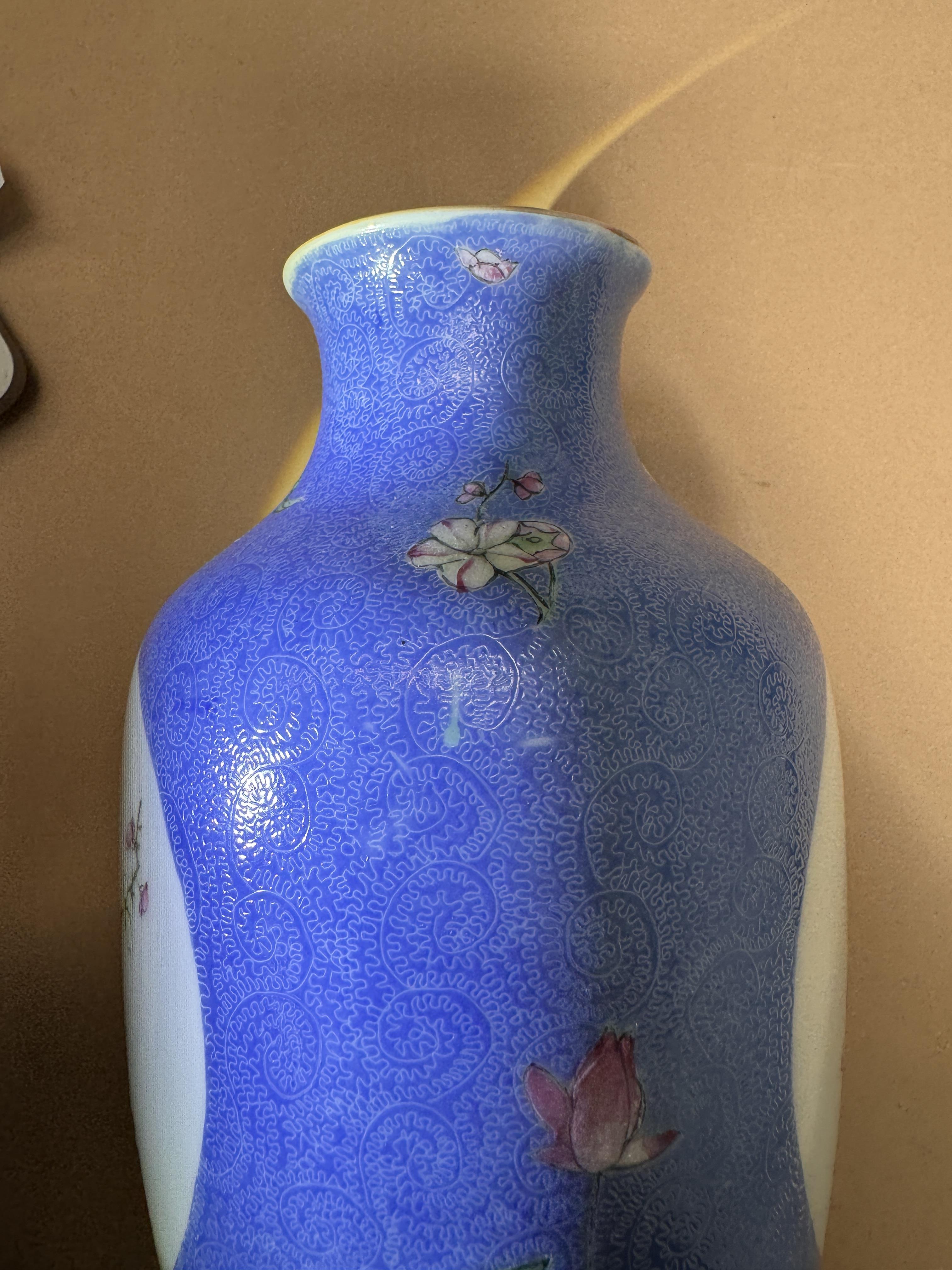 A PAIR OF CHINESE FAMILLE-ROSE BLUE-GROUND SGRAFFITO VASES 民國時期 粉彩藍地開光花卉瓶一對 《大清乾隆年製》款 - Image 6 of 23