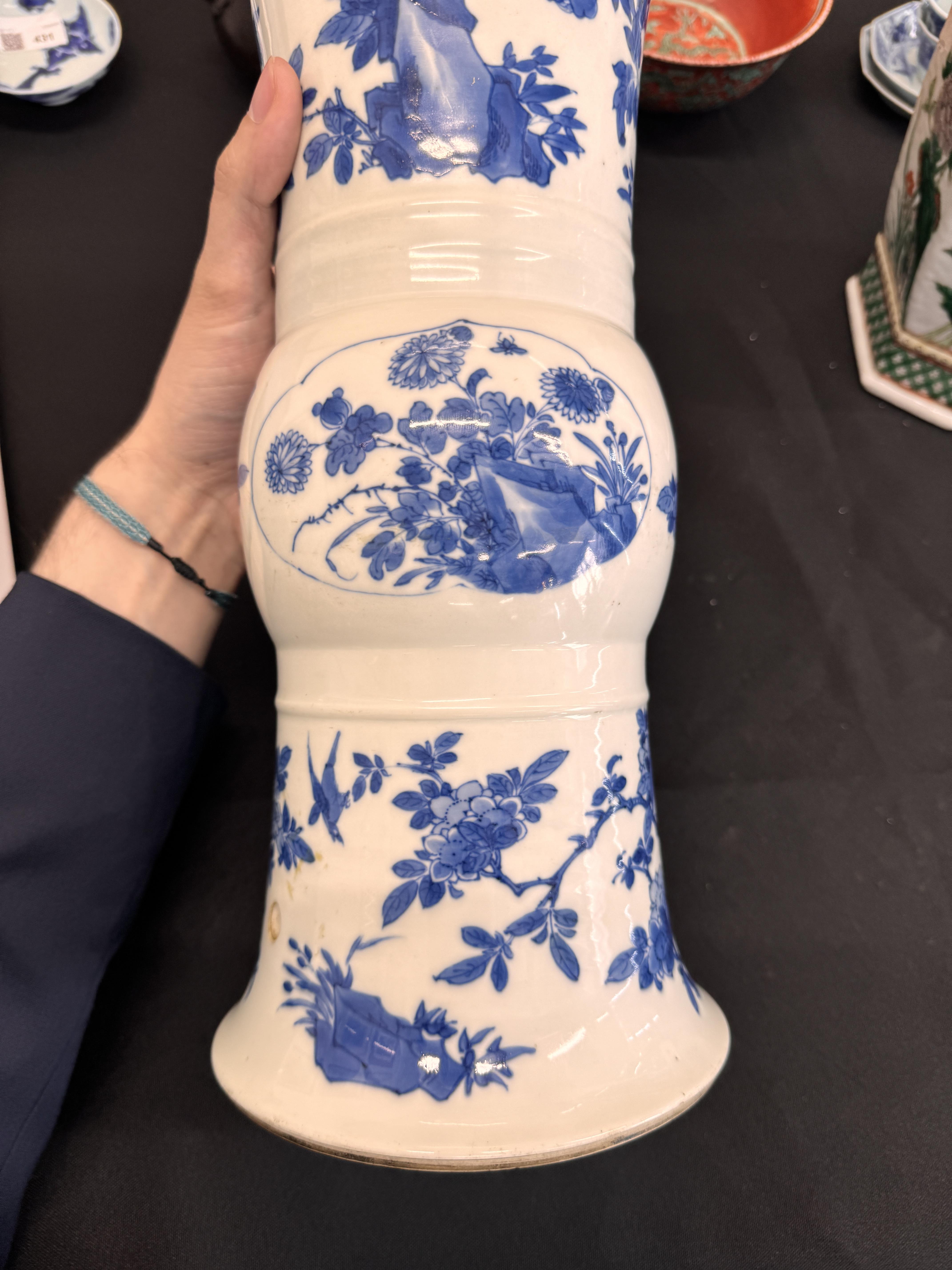 A CHINESE BLUE AND WHITE 'FLORAL' BEAKER VASE, GU 清康熙 青花開光花蟲圖花觚 《大清康熙年製》款 - Image 20 of 21