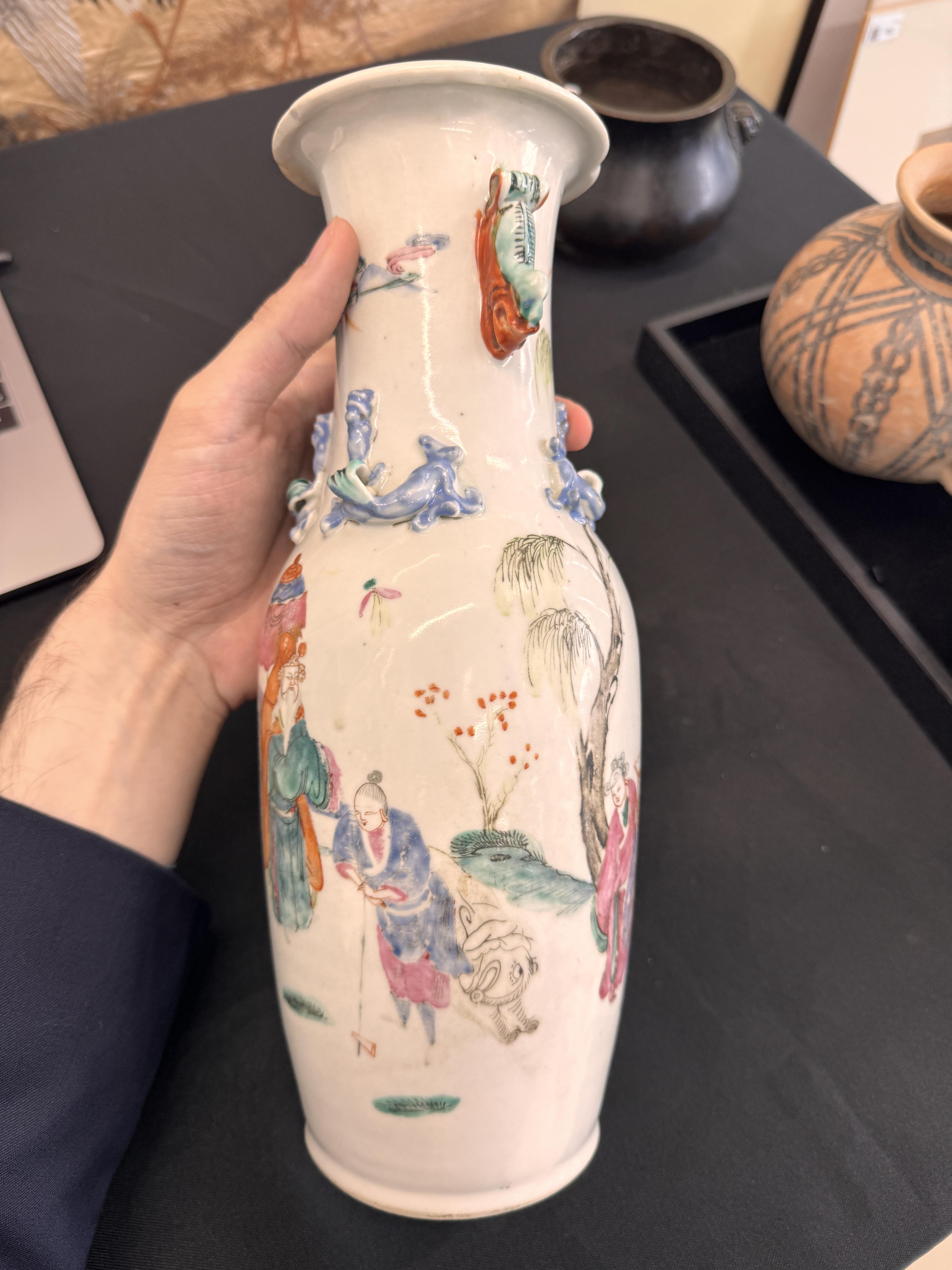 A CHINESE FAMILLE-ROSE 'SCHOLARS' VASE 清十九世紀 粉彩人物故事圖紋雙獅耳瓶 - Bild 12 aus 19