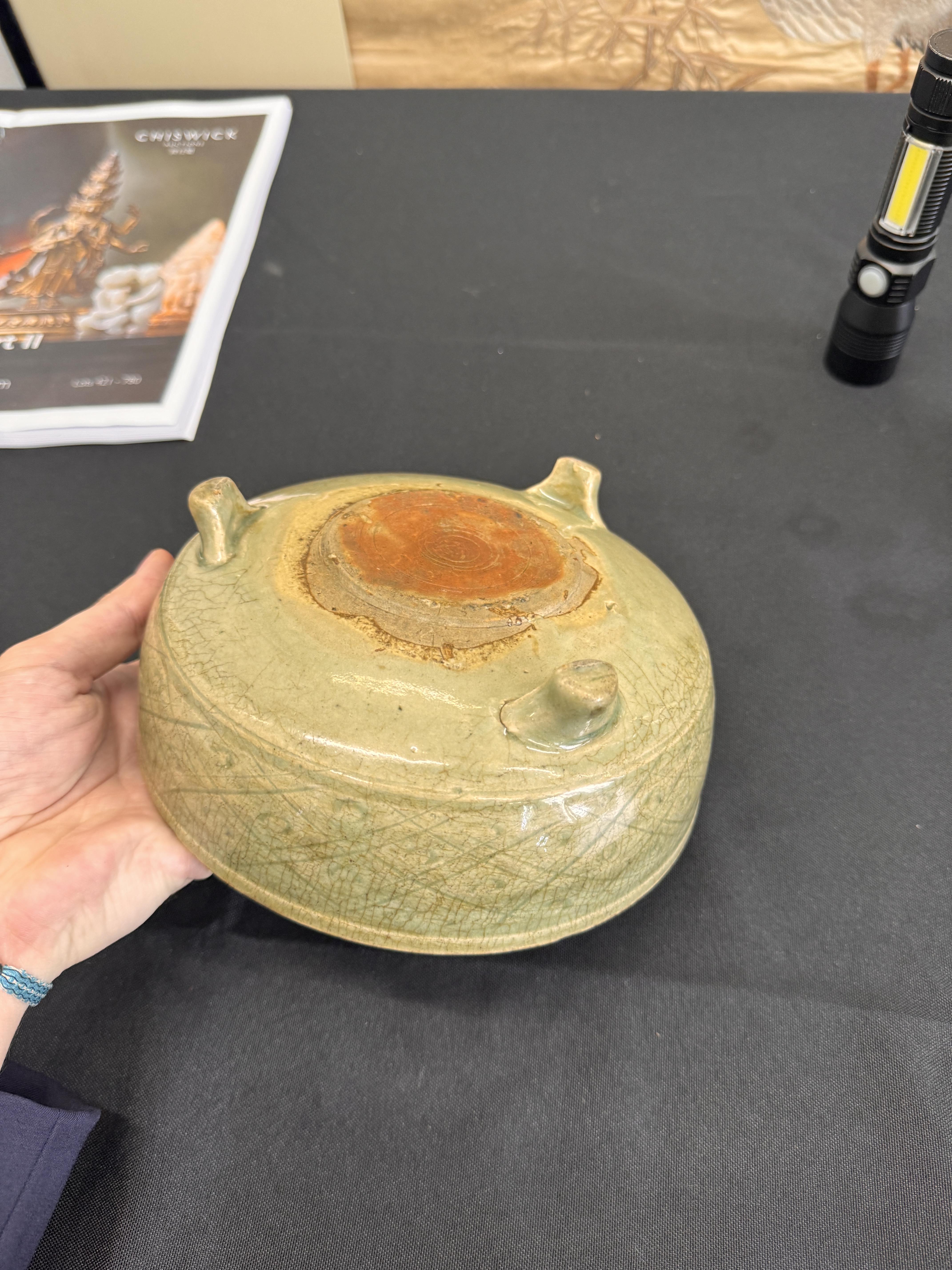 A CHINESE LONGQUAN CELADON-GLAZED TRIPOD CENSER 明 約1500年 龍泉窯青釉三足爐 - Image 8 of 14