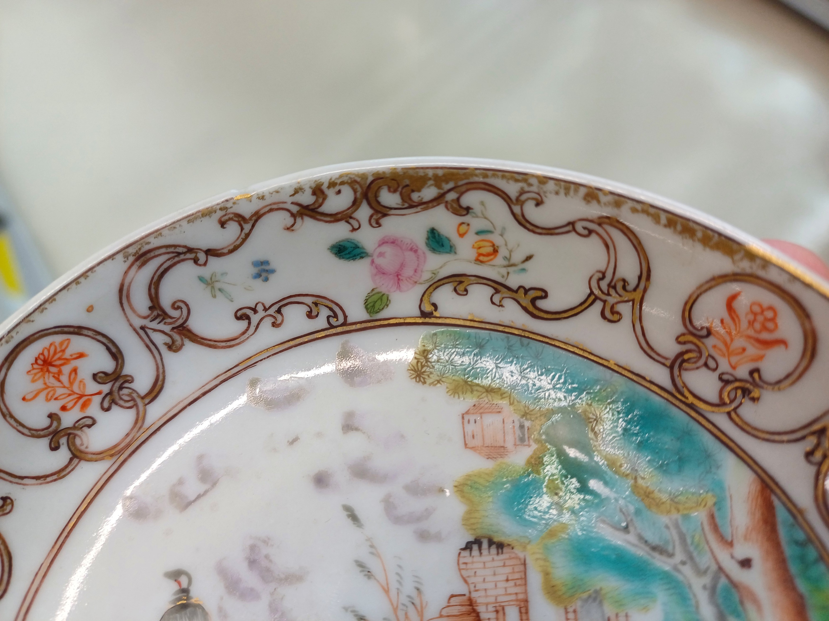 A CHINESE EXPORT FAMILLE-ROSE SAUCER 清乾隆 外銷粉彩人物故事圖紋盤 - Image 2 of 8