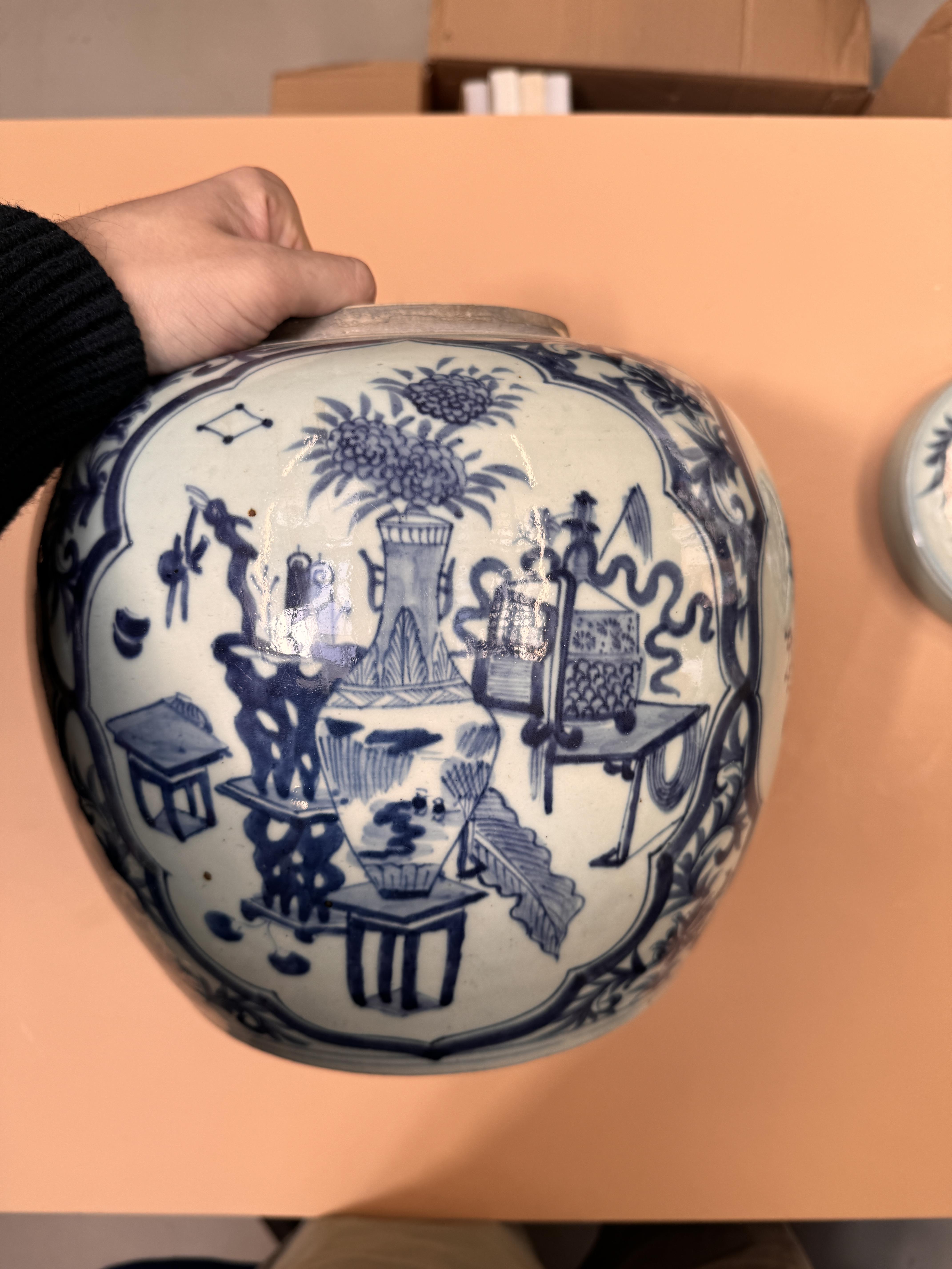 A LARGE CHINESE BLUE AND WHITE 'HUNDRED ANTIQUES' JAR AND COVER 清十九世紀 青花博古圖紋蓋罐 - Image 6 of 22