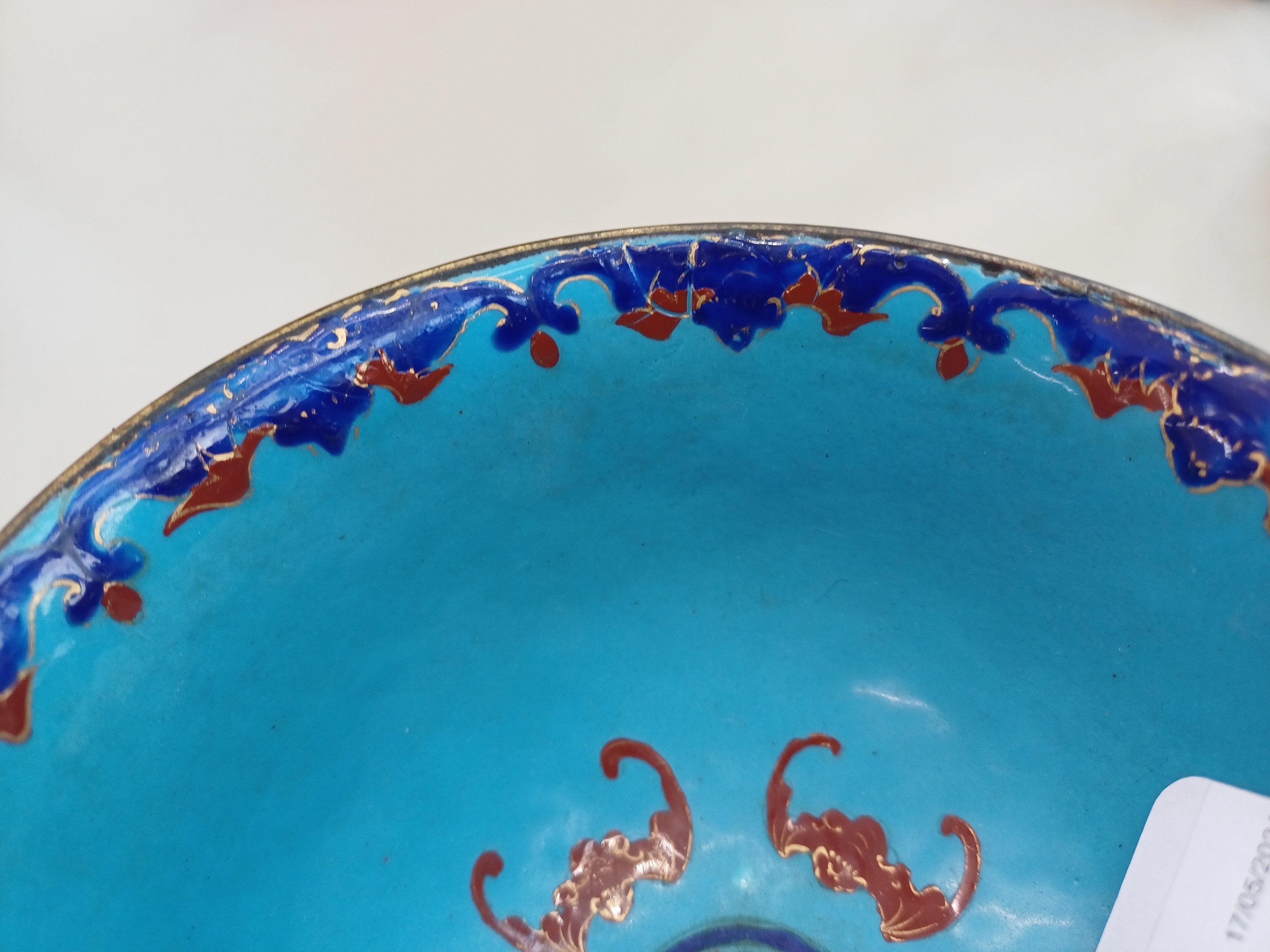 A GROUP OF CHINESE CANTON ENAMEL WARES 清十九世紀 廣東銅胎畫琺瑯纏枝蓮紋雜項 - Bild 6 aus 36