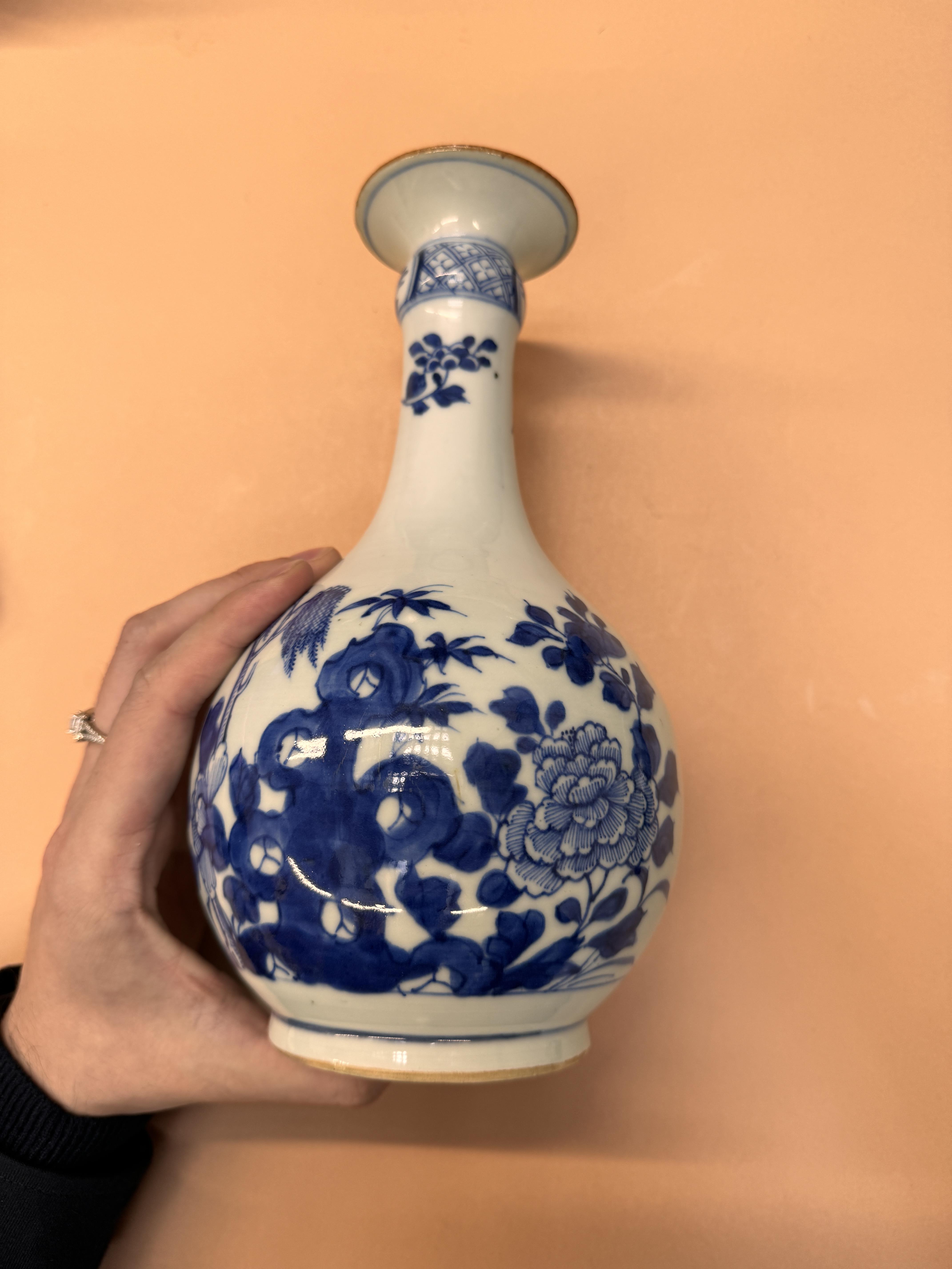 A CHINESE BLUE AND WHITE BOTTLE VASE 清十八世紀 青花花卉紋瓶 - Image 5 of 13