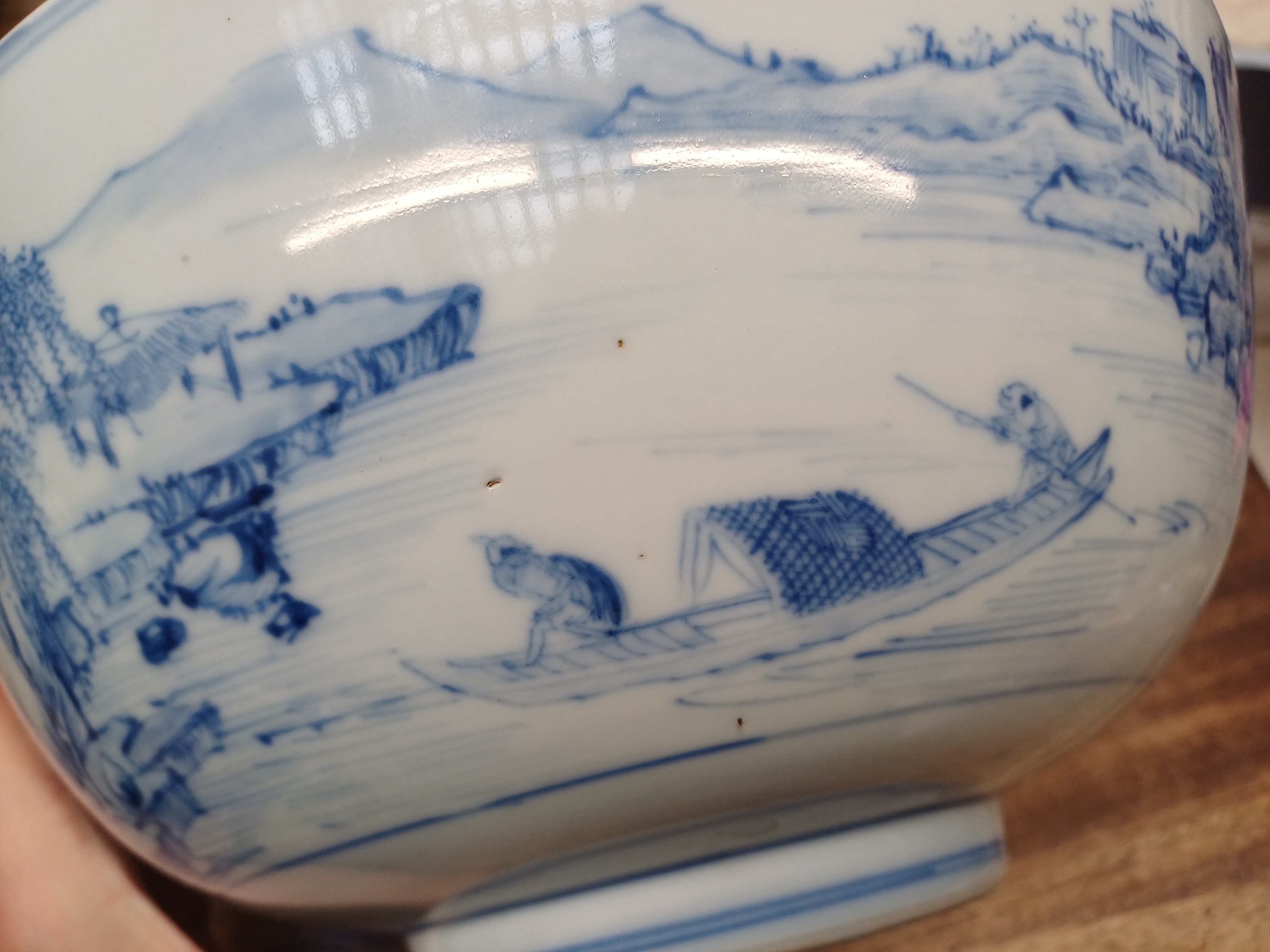 A RARE CHINESE BLUE AND WHITE 'MASTER OF THE ROCKS' BOWL 清康熙或雍正 青花山水人物圖紋盌 - Image 8 of 19