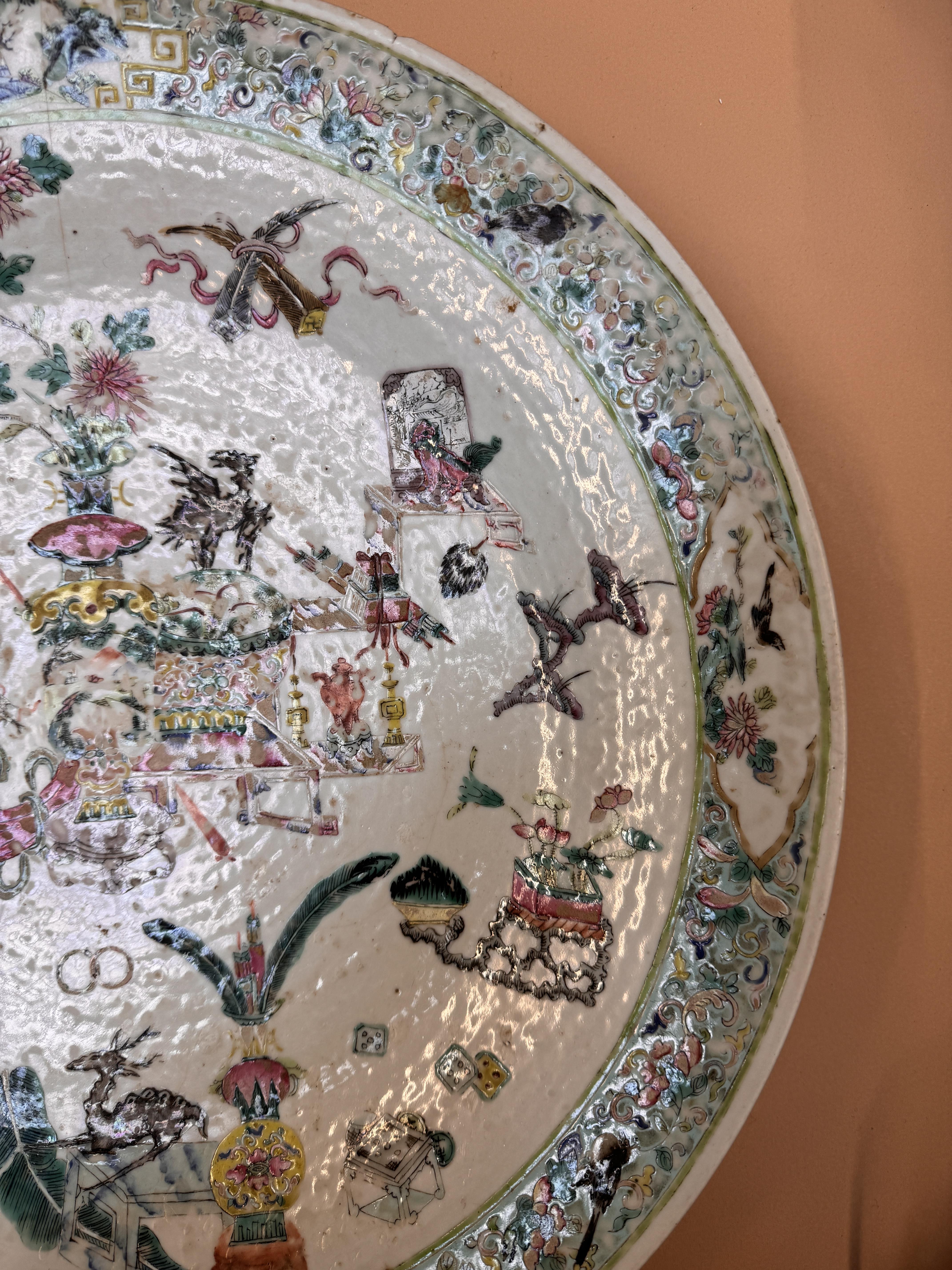 A LARGE CHINESE FAMILLE-ROSE 'HUNDRED ANTIQUES' CHARGER 清十九世紀 粉彩博古圖紋大盤 - Image 4 of 15